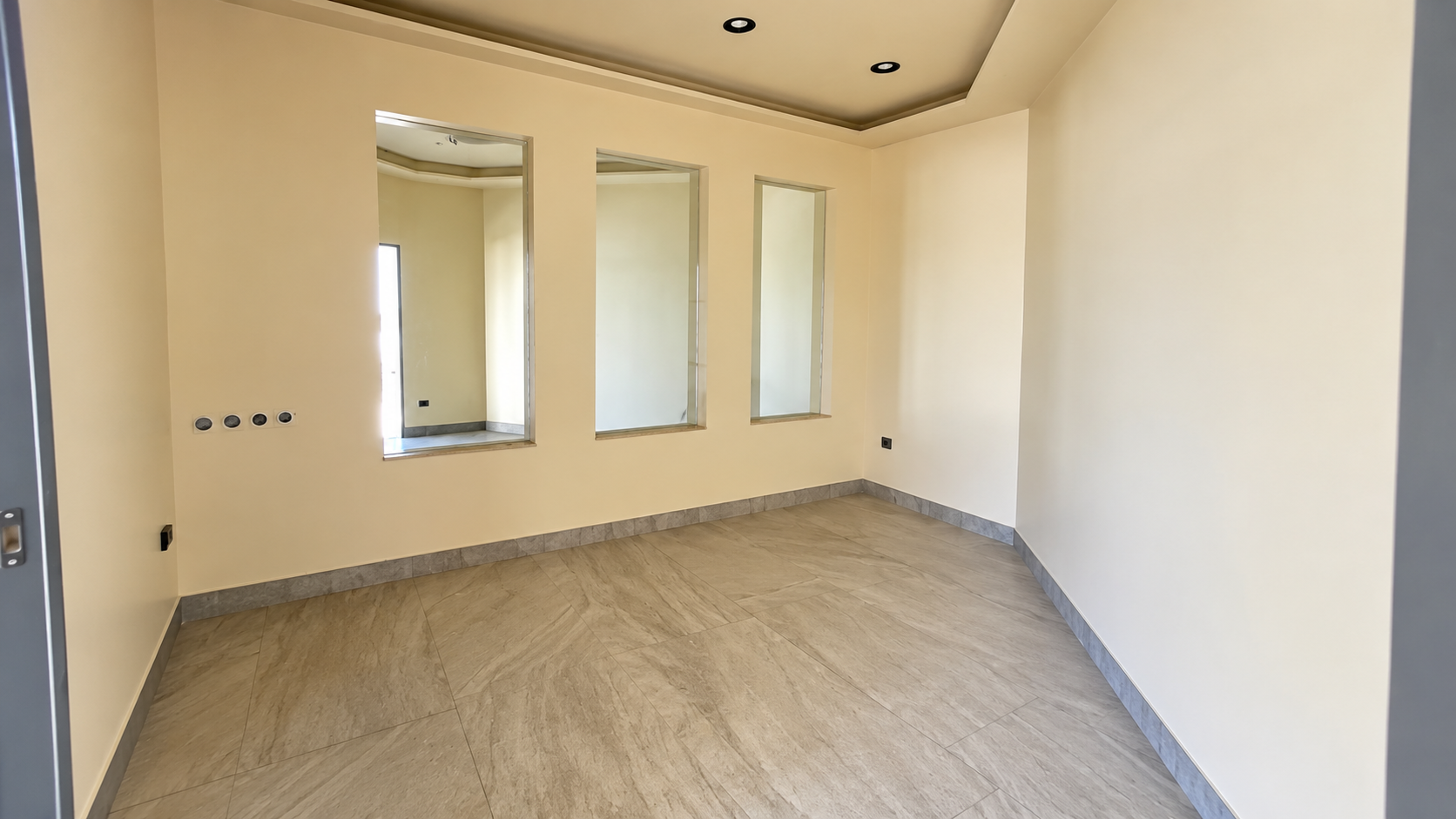 Habitación Minimalista con Ventanas Interiores.png