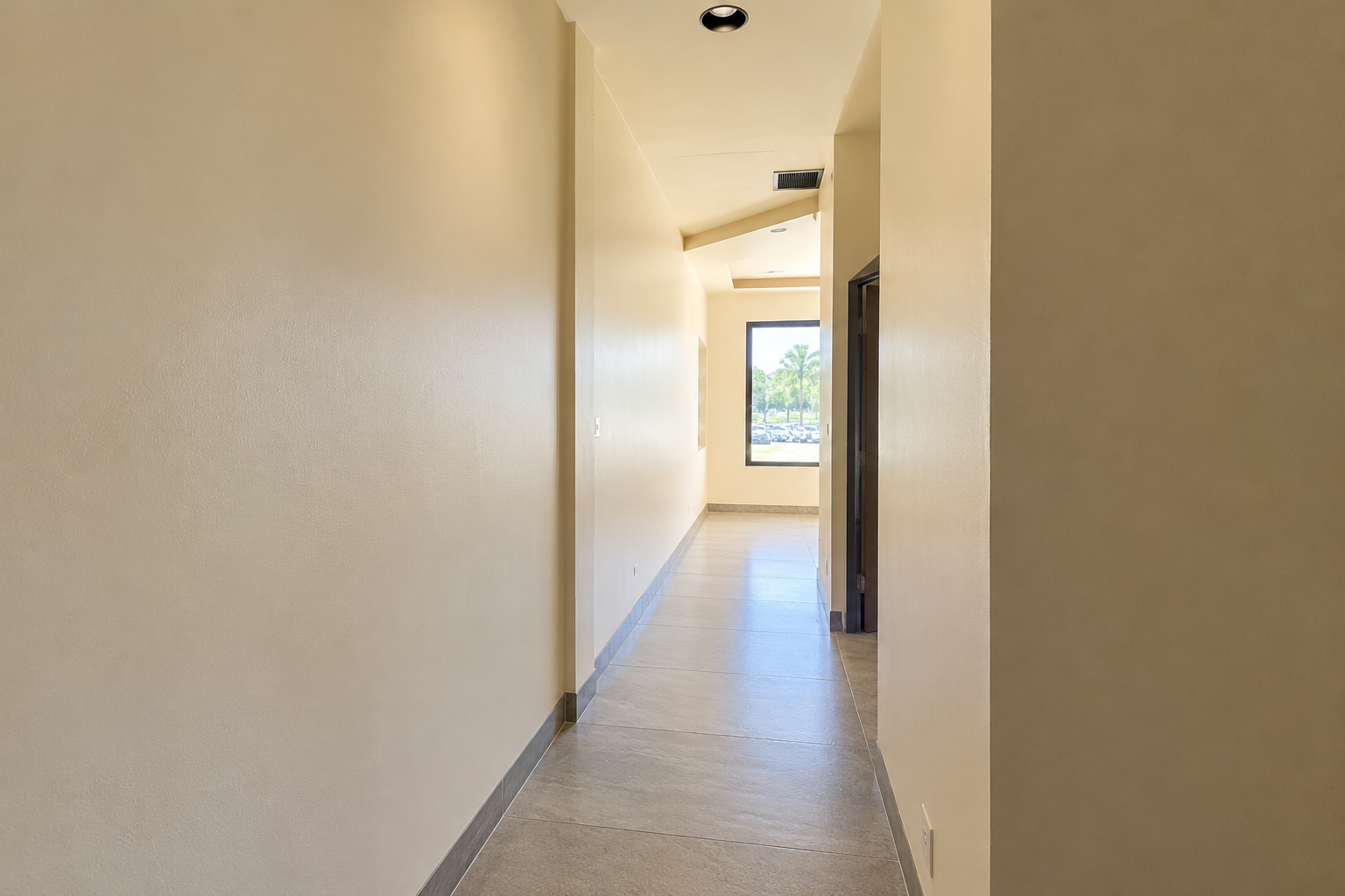 Pasillo minimalista con ventana luminosa.png