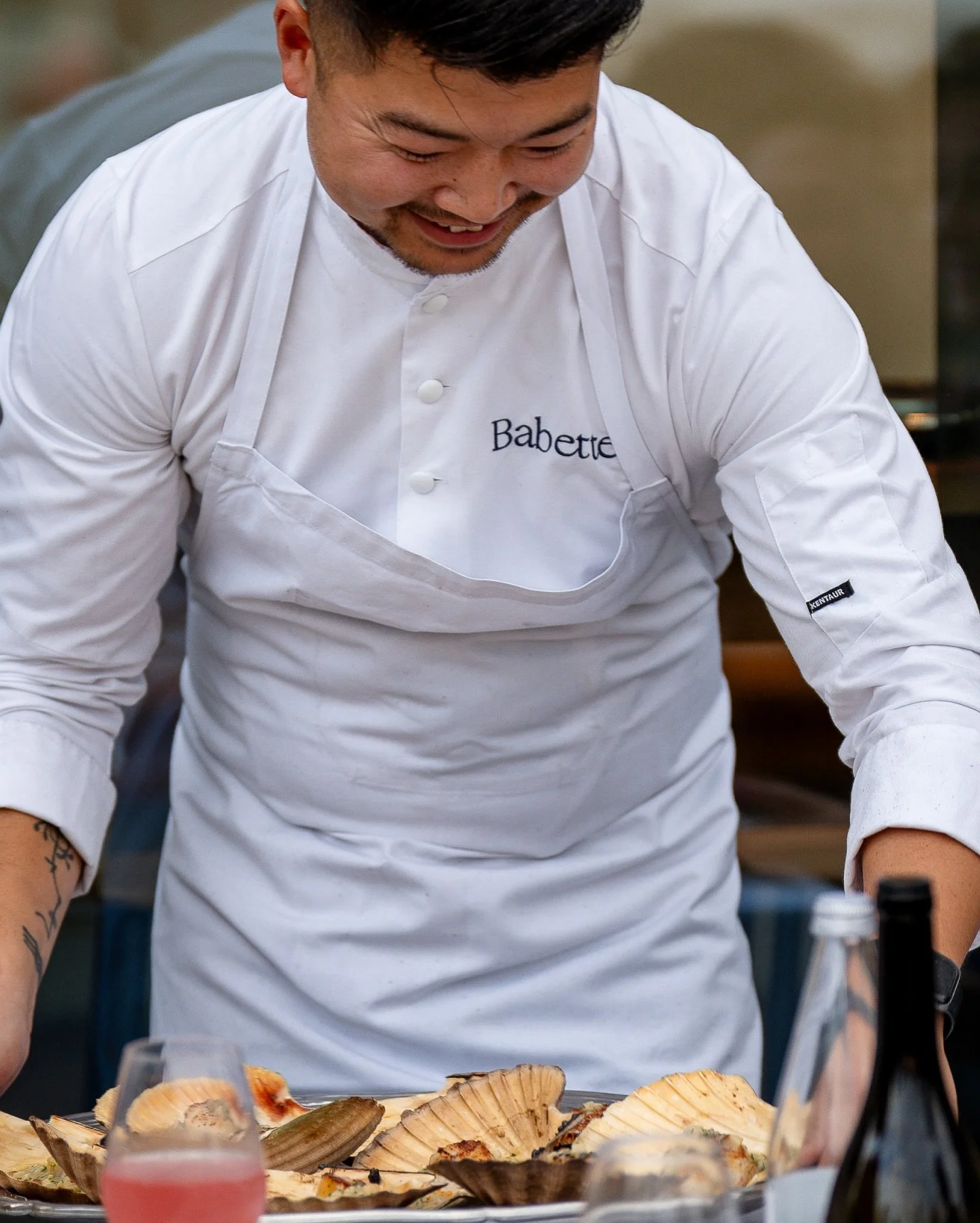 Vi hev yakitorien ud til middag hos @prologcoffee.cph i g&aring;r, da de holdt grillmiddag for deres ansatte. Og det var med det helt store entourage p&aring; grillen: Kammuslinger, makreller, andehjerter, kyllingehjerter og lam - med alt godt fra ef
