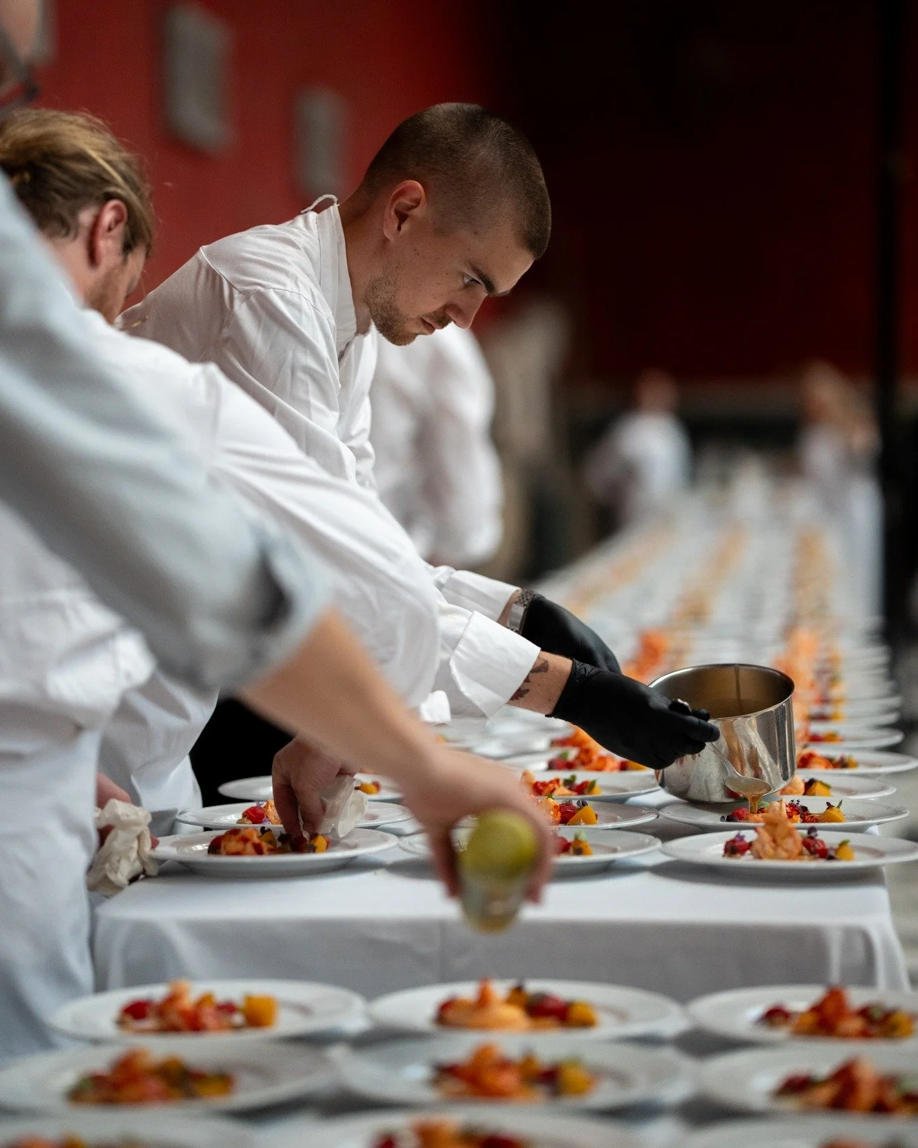 August har givet os sensommerens bedste r&aring;varer 🌿

Saftige tomater, friske b&oslash;nner og ferskner finder vej ind i vores menuer &ndash; forvandlet til elegante serveringer til sk&oslash;nne middage.