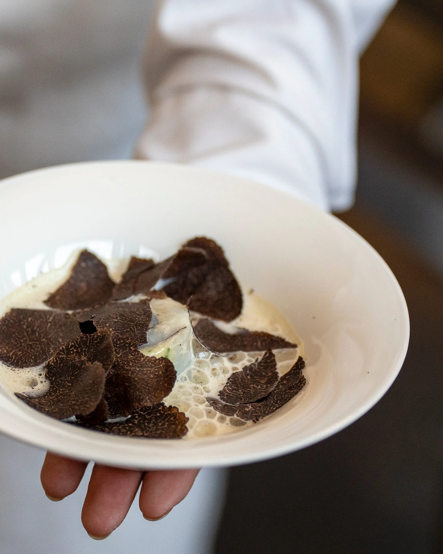 En helt s&aelig;rlig middag i vores Dining Room for en af vores gode venner. 9 serveringer med et &oslash;nske om lidt Bocuse-drys. G&aelig;sterne fik blandt andet ansjostoast, h&oslash;stmakrel med gold caviar, vesterhavstorsk, r&oslash;dtunge med a