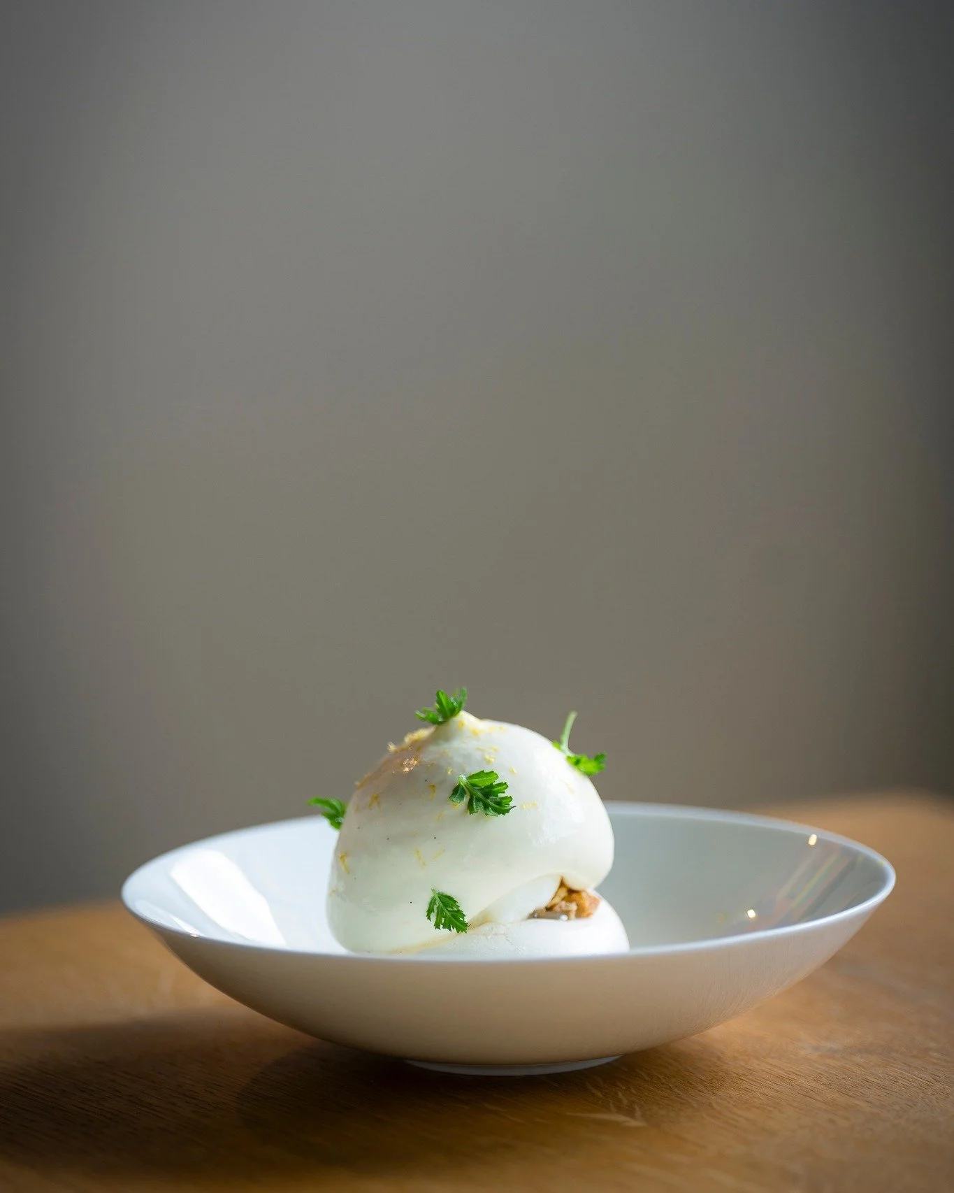 Stikkelsb&aelig;r pavlova med tagetes, yoghurt-sorbet og jernurt