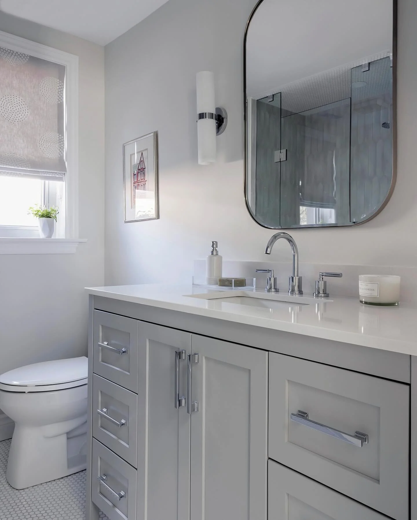 How&rsquo;s this for makeover Monday? Swipe for the before ~ Bideford Ave Main bath transformation ~ 

📸 @kerri.torrey | Design @karinkolbinteriors | Project Bideford Ave

#bathroominspo #bathroommakeover #bathroomvanity #projecbidefordave #karinkol