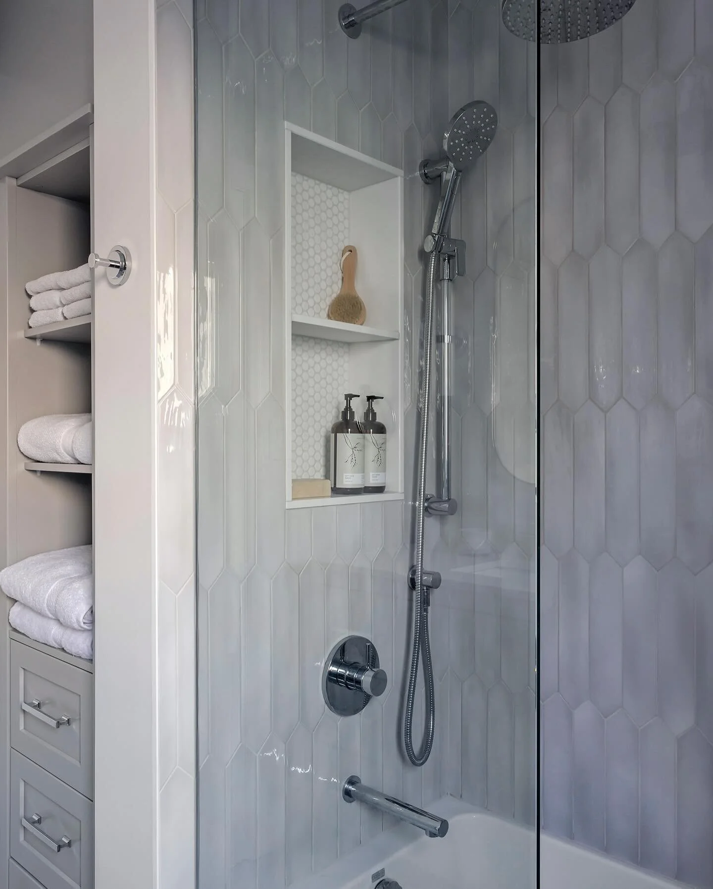 Another before and after ~ Swipe for the before, it&rsquo;s of a different angle, but you get the idea! I included a progress photo of the tiling after it was completed to show you how we love to have a tiled tub skirt. Using the mosaic in the niche,