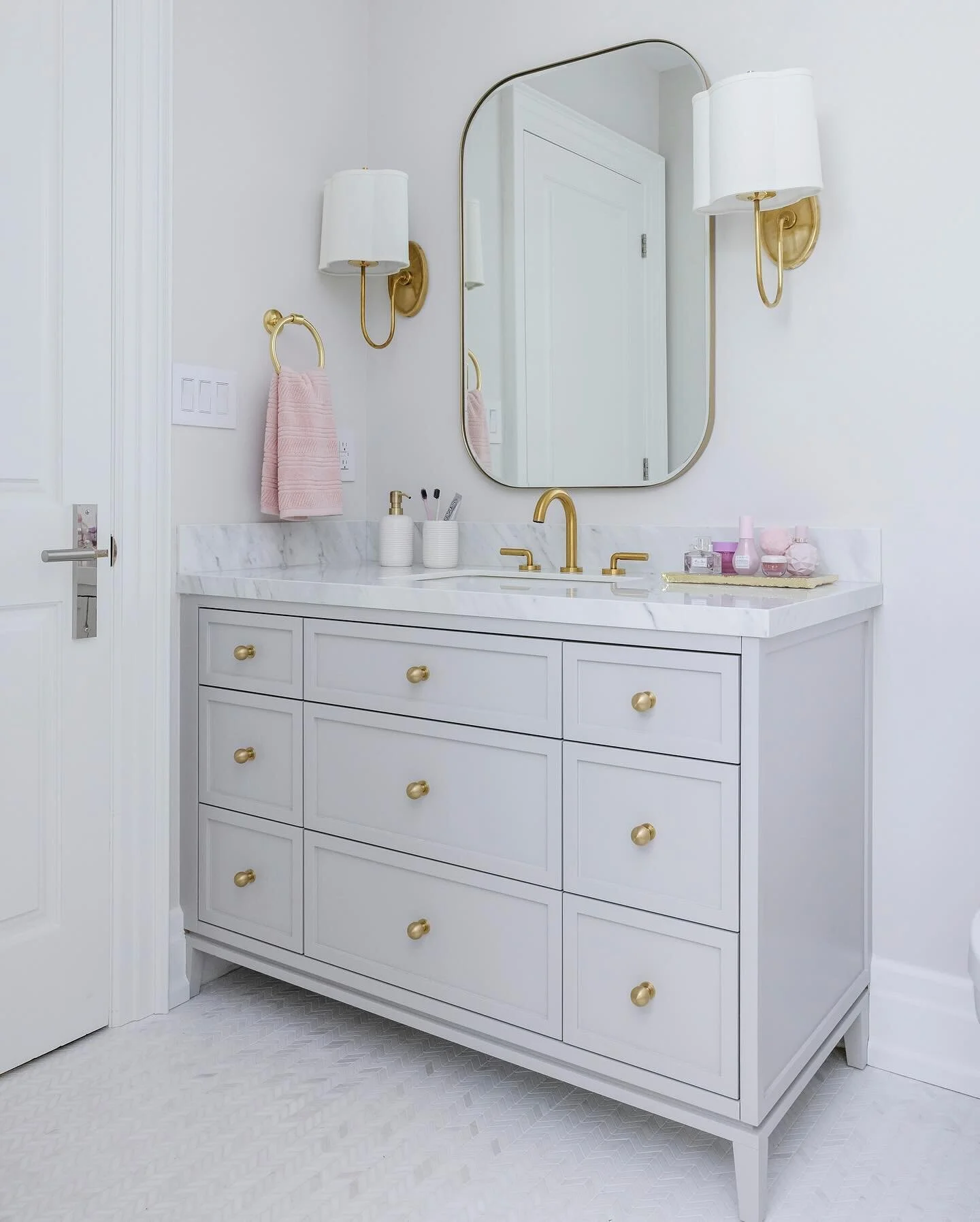 We split up a former shared bath to create two separate, private, ensuites for our clients young teens. Sweet and feminine for her, swipe for the handsome and masculine new space for him and swipe all the way to see the before!

📸 @kerri.torrey | De