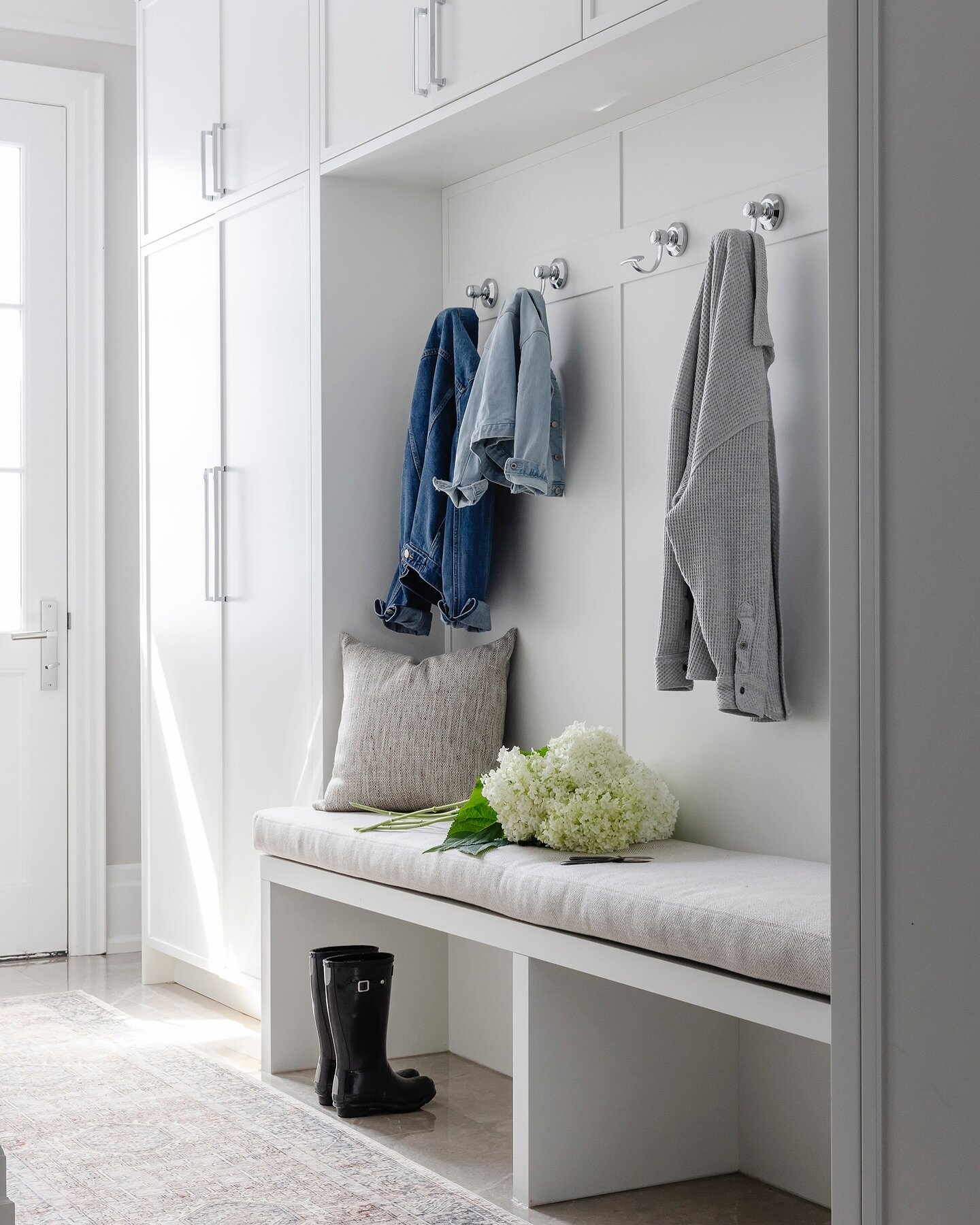 The Mudroom ~  We designed this space to be fresh and bright; to take everything a side entrance gives it, storage, function and beauty.

📸 @kerri.torrey | Design @karinkolbinteriors | Styling @cat_therrien | Project Tecumseh Park Dr

#mudroomdesign