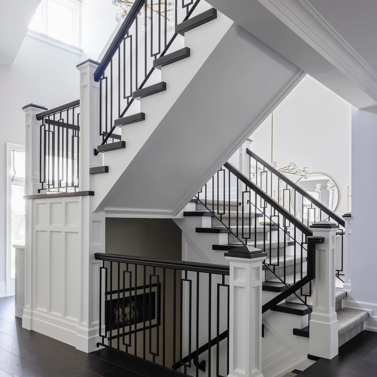 A level up ~ Clean, classic and sporting this gorgeous runner makes this staircase super lux. 

📸 @kerri.torrey | Design @karinkolbinteriors | Styling @cat_therrien | Project Tecumseh Park Dr

#staircasedesign #staircaserunner #staircasegoals #stair