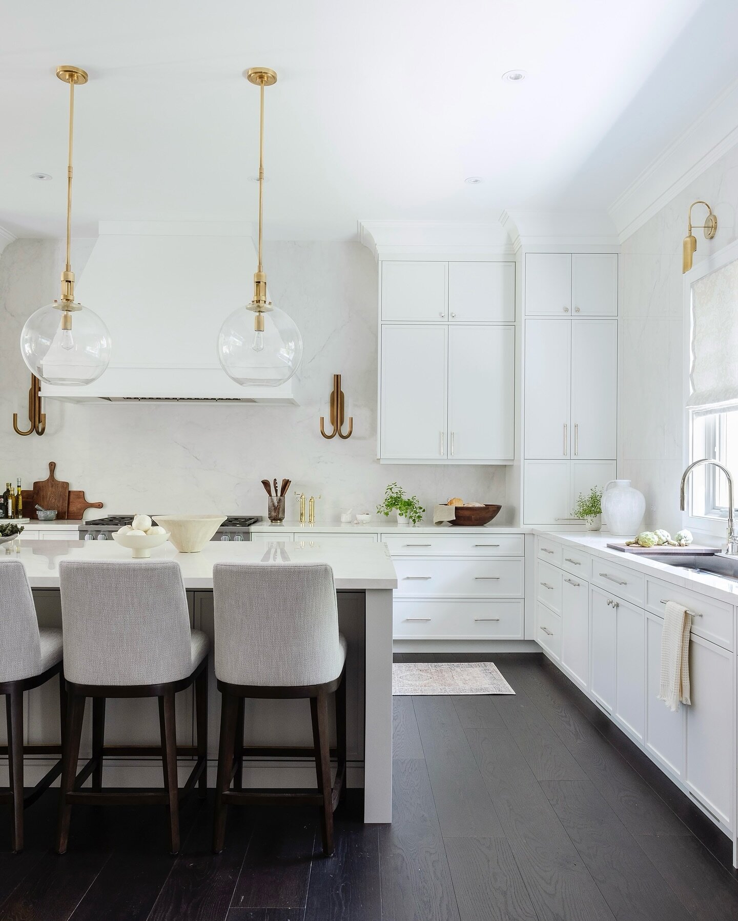 Weekend ready ~ bring it on please! After a busy week wouldn&rsquo;t it be fabulous to spend your weekends, cooking, dining and entertaining in this kitchen? 

📸 @kerri.torrey | Design @karinkolbinteriors | Styling @cat_therrien | Project Tecumseh P