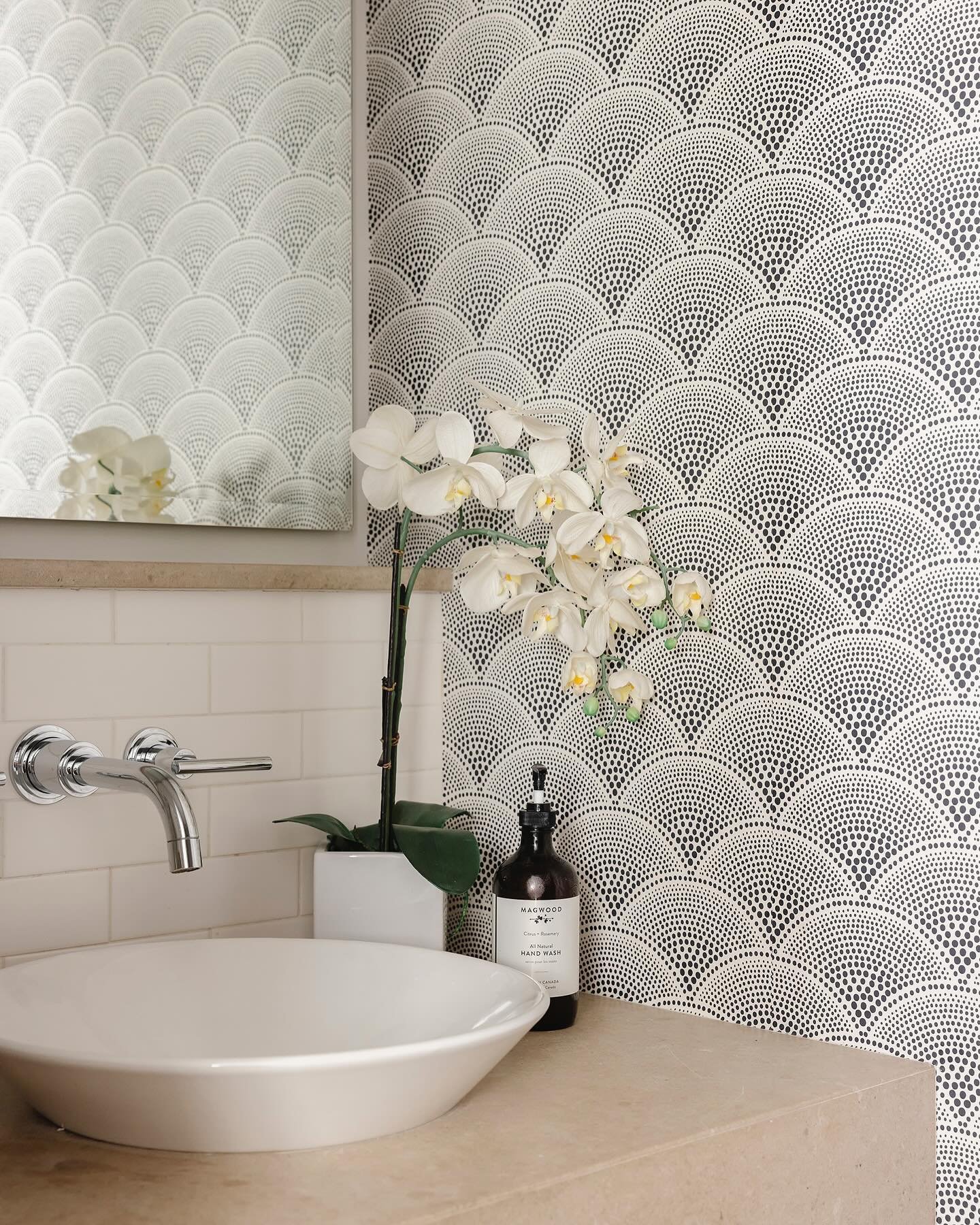 What wallpaper can do! Swipe for the before ~ A gorgeous update to this compact space, wallpaper is all that was needed here! 

📸 @kerri.torrey | Design @karinkolbinteriors | Project Pote Avenue 

#wallpaperlove #wallpaperdecor #wallpaperlove #powde