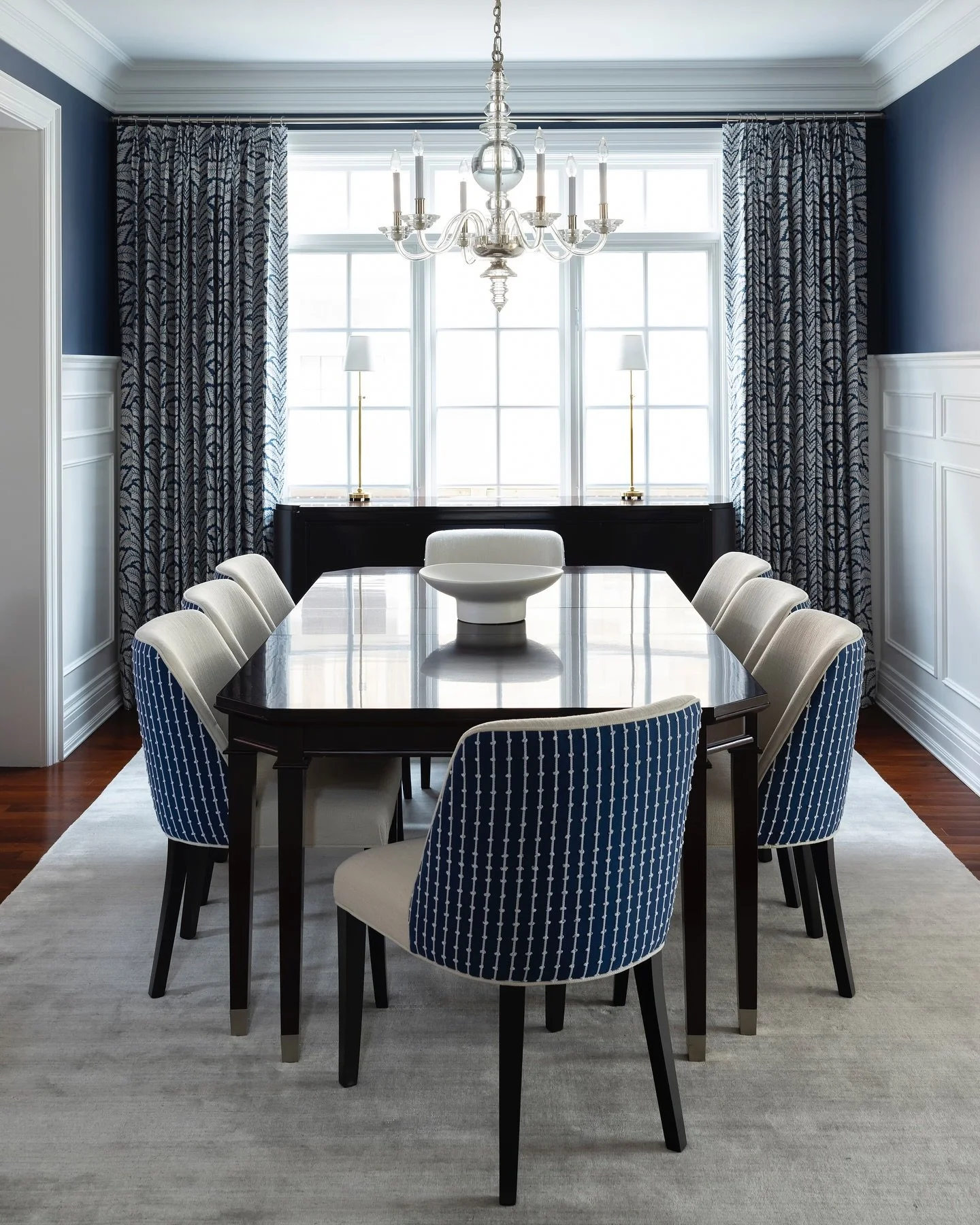 Nothing to be blue about on this gorgeous sunny day other than this gorgeous dining room transformation at our De Vere Gardens project. Swipe for another angle and the before! 

📸 @kerri.torrey | Design @karinkolbinteriors | Project De Vere Gardens 
