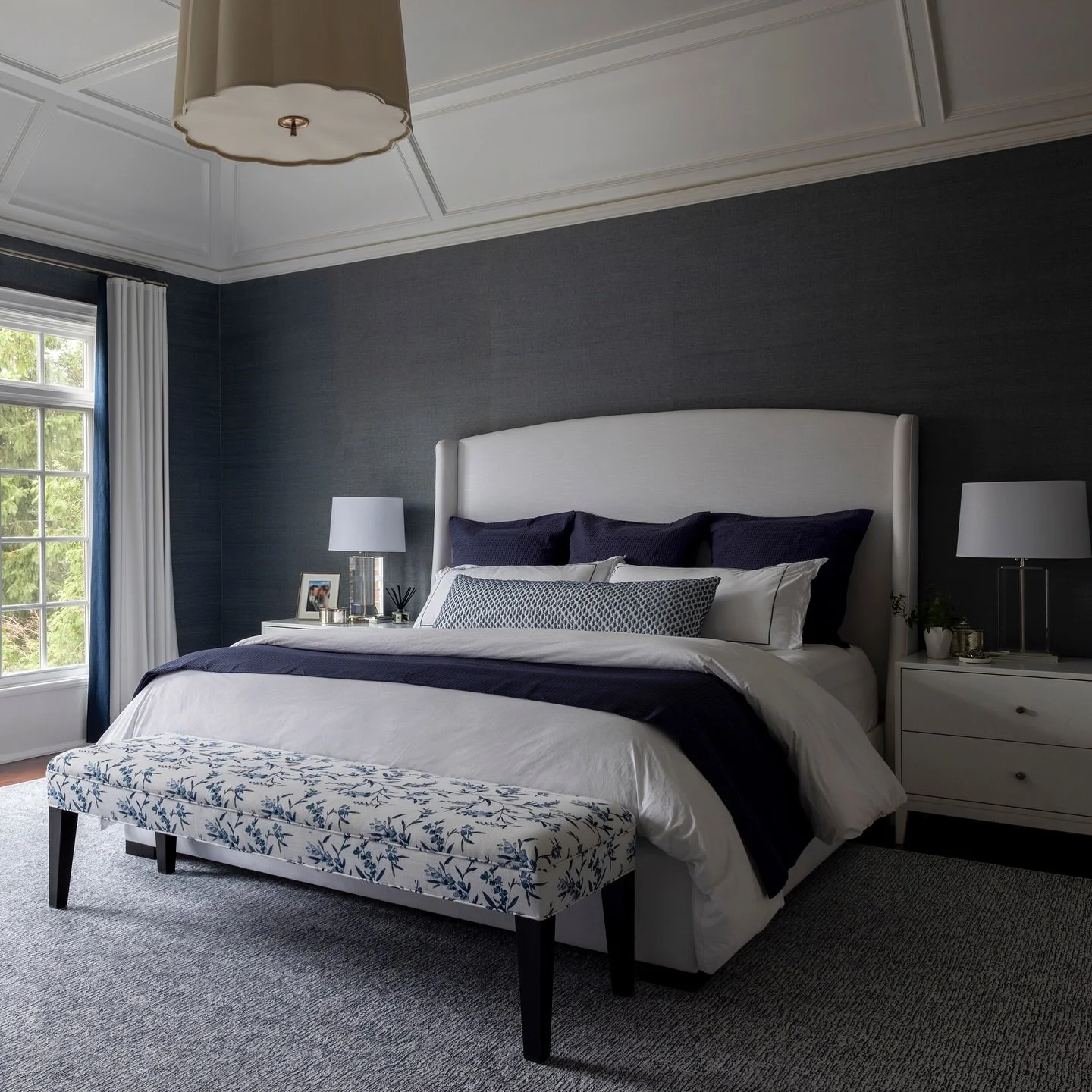 We Torontonians are feeling nothing but blue lately ~ Wrapped in shades of blue and white this primary bedroom at our De Vere Gardens Project is nothing short of a winning combination. 

📸 @kerri.torrey | Design @karinkolbinteriors | Project De Vere