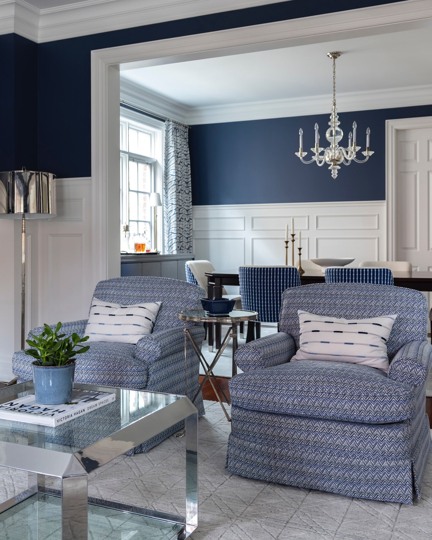 Timeless elegance in shades of blue ~ Another view of our De Vere Gardens living room and dining room. 

📸 @kerri.torrey | Design @karinkolbinteriors | Project De Vere Gardens 

#bluelivingroom #timelessdesign #classicdesigninterior #livingroominspo