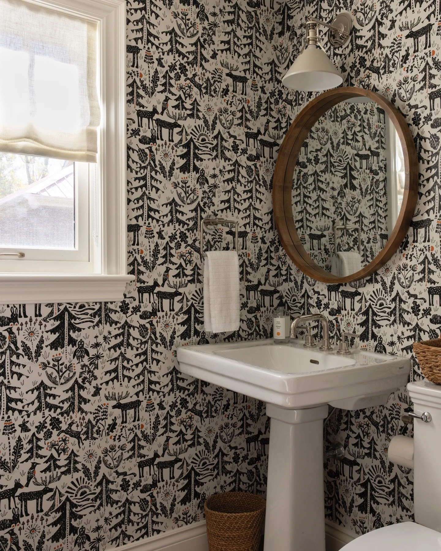 Small space, big style! This powder room gives huge ski chalet energy! It is one of my all time favourite powder rooms, we are in love with this wallpaper!  Swipe for the before ~ Small changes make a huge impact! 

📸 @kerri.torrey | Design @karinko