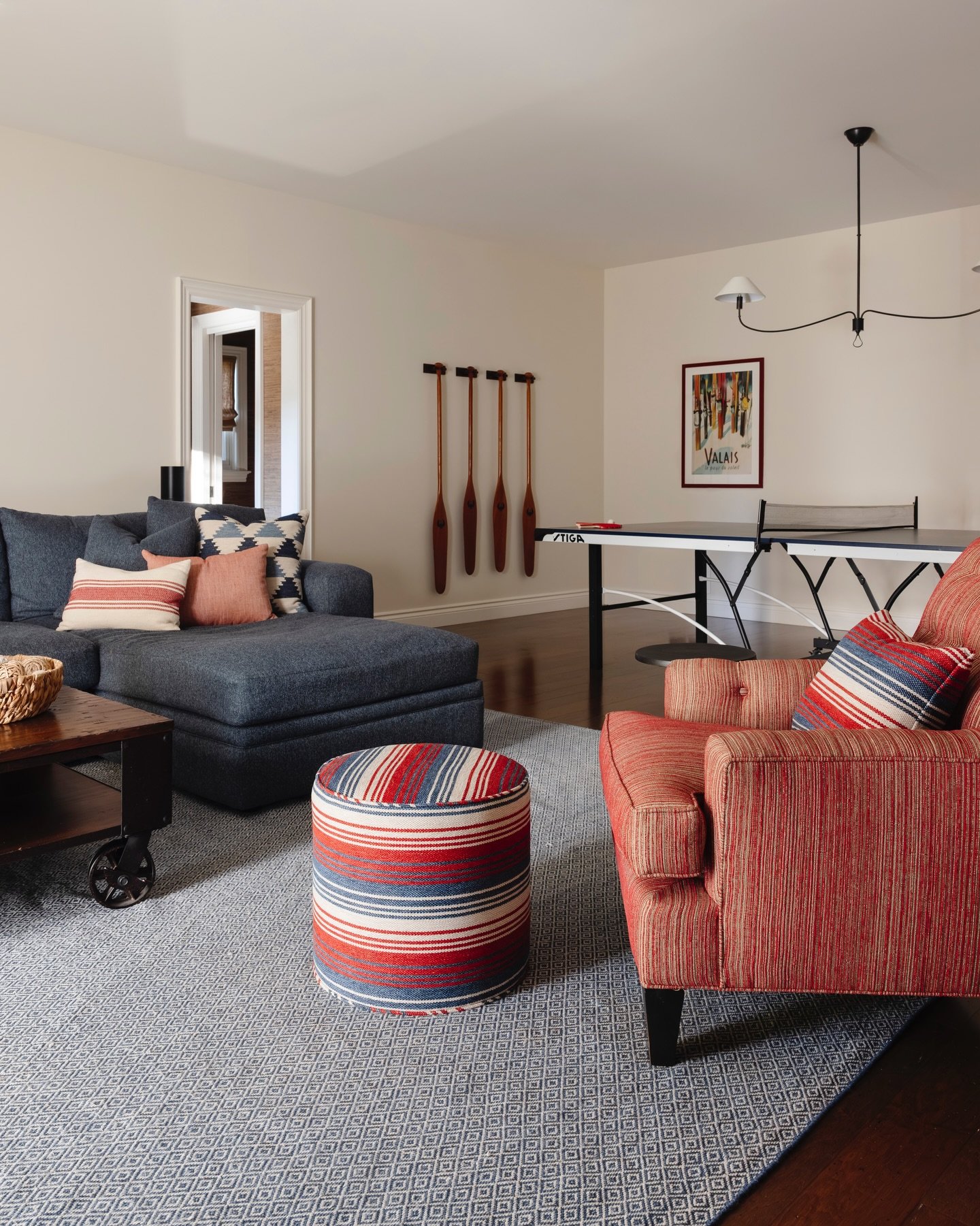 Blue and red for the win in this TV/Games room at our Craigleith ski chalet project! It is ready to take on the holiday season in style. Swipe for the before! 

We jujed up this space by applying a fresh coat coat of paint, new draperies, repurposed 