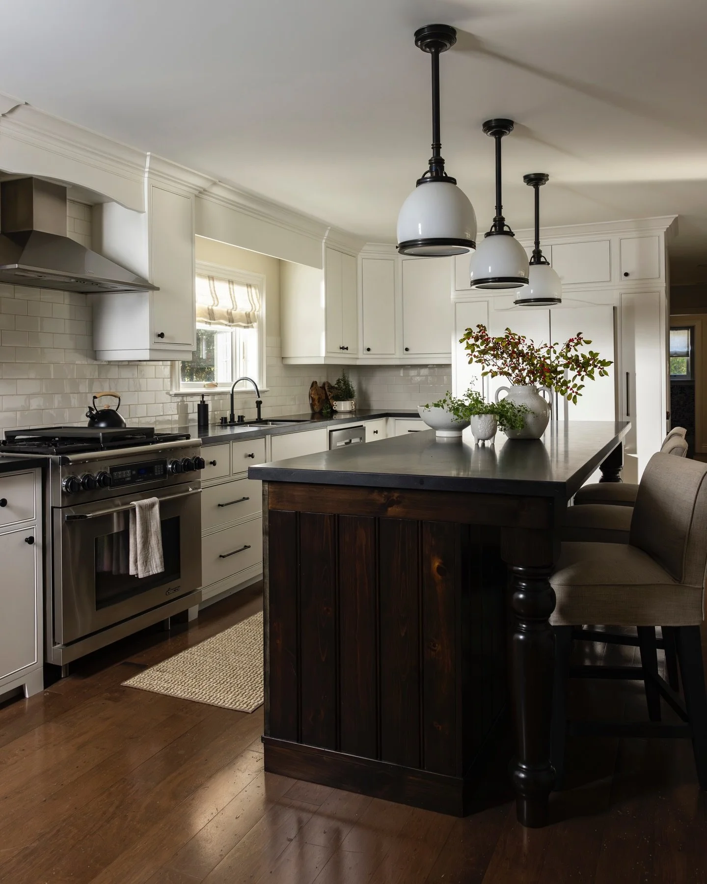 Another view of the kitchen at our Craigleith ski chalet glow up project! Swipe for another view and for the before! 

The cabinetry was in great shape and good quality so we opted to reface the doors, add new crown, paint and replace the hardware. A