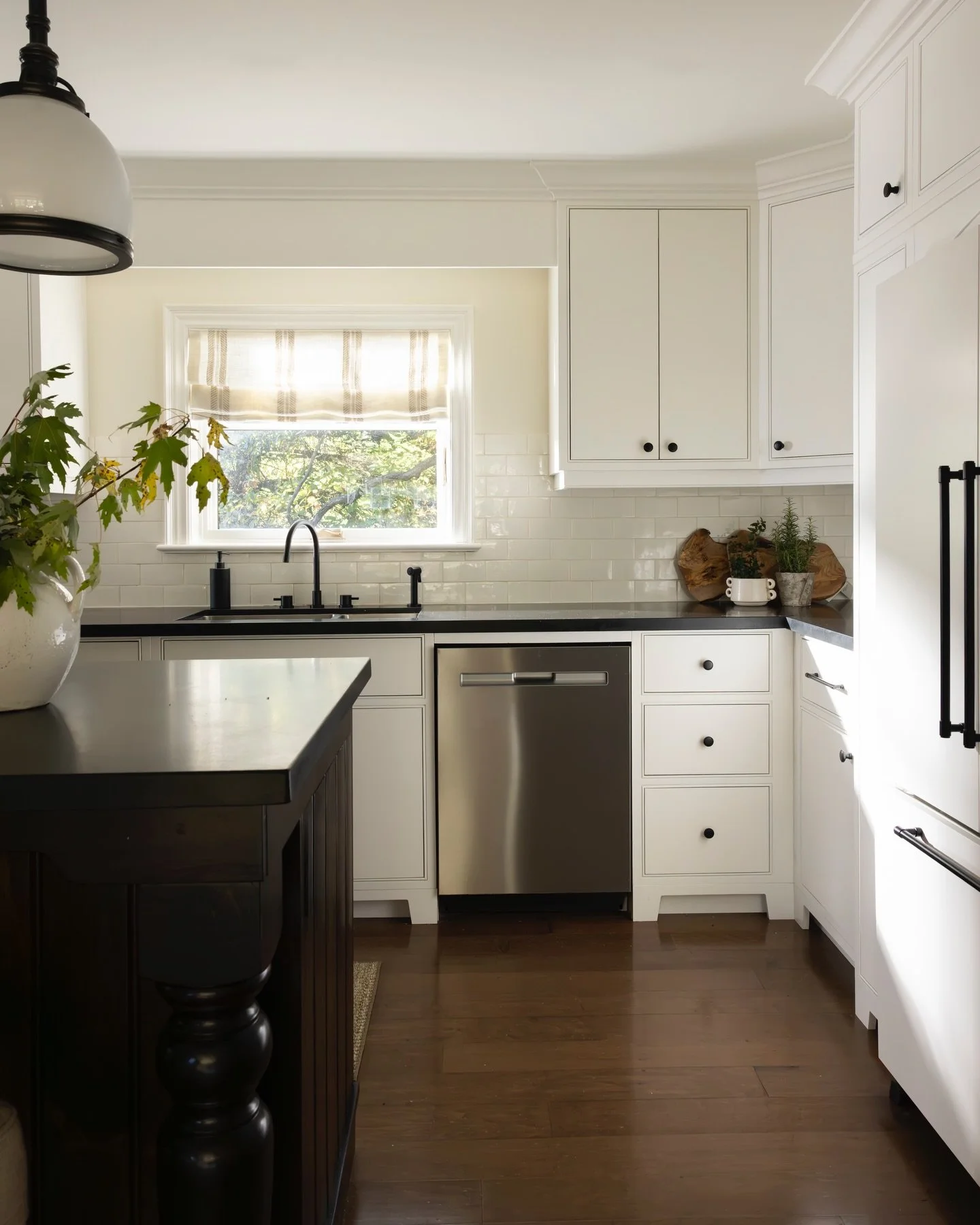 The winds in Collingwood area are crazy today!  A great day to stay inside and enjoy the chalet and not so bad when your kitchen looks like this! Take a scroll through to see more and right to the end for the before! 

📸 @kerri.torrey | Design @kari