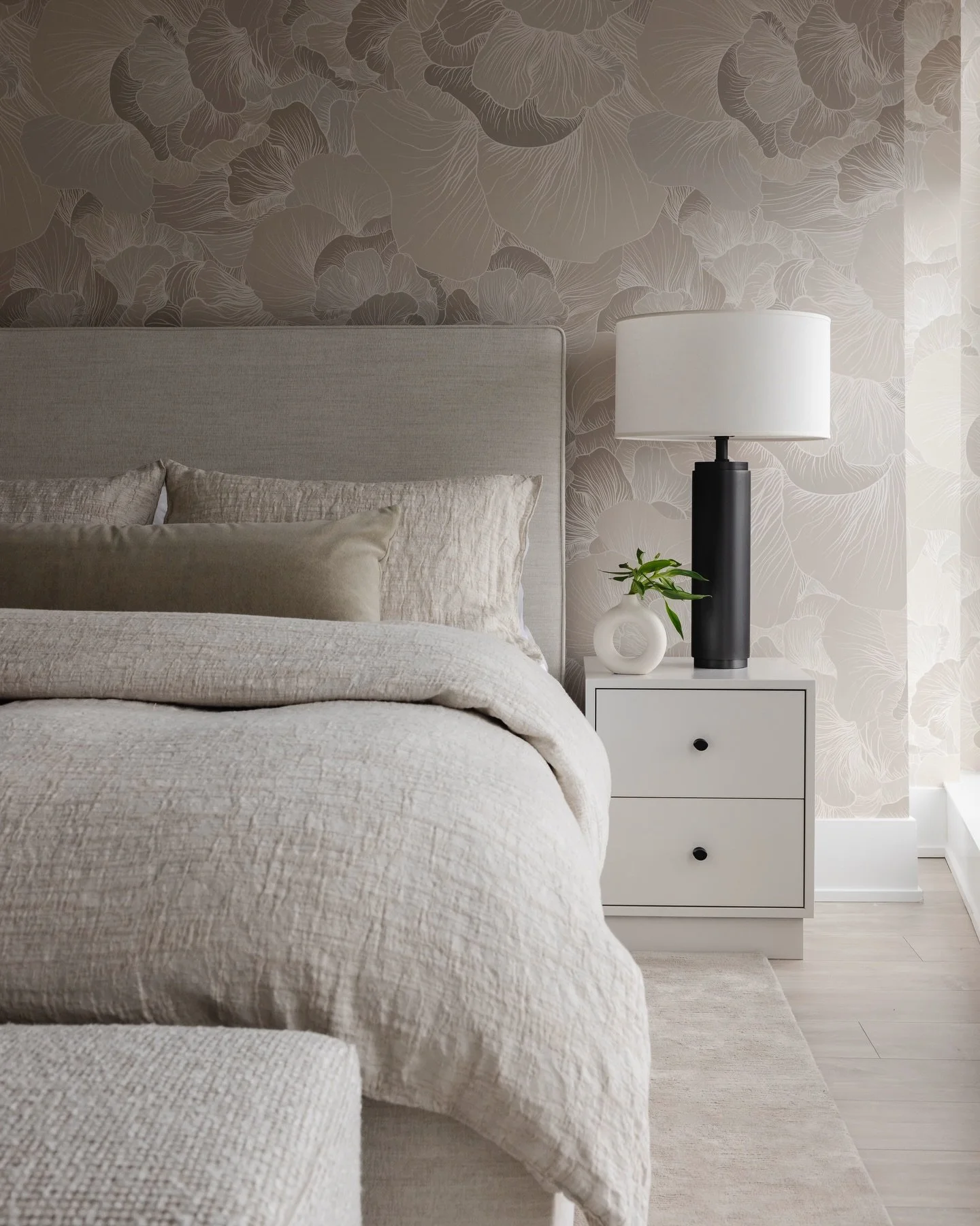 A calm retreat in the heart of the city.
Soft neutrals, layered textures, and custom details come together to create a primary bedroom that feels both refined and restful

📸 @kerri.torrey | Design @karinkolbinteriors | Project Front St - The Well

#