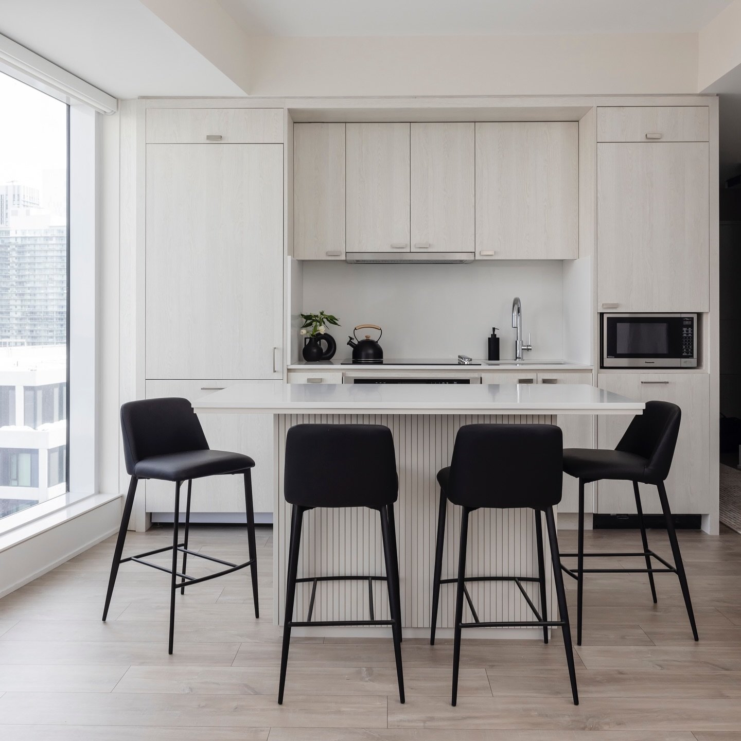 A refined retreat above the city. Soft neutrals, custom detailing, and understated luxury define this newly renovated downtown Toronto condo.

Photography @kerri.torrey 
Design @karinkolbinteriors 
Project Front St W/The Well 

#torontointeriordesign