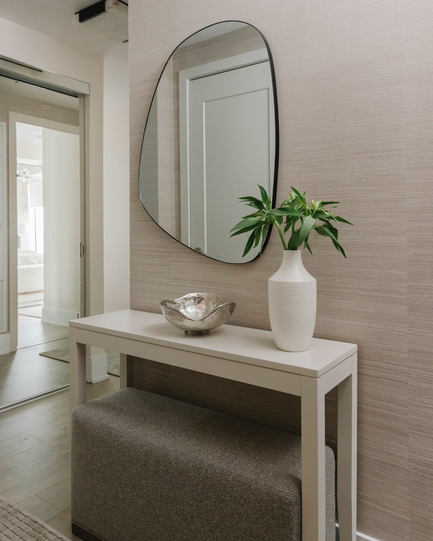 A softly layered entry that sets the tone for downtown living ~ quiet, refined and intentional. 

📸 @kerri.torrey | Design @karinkolbinteriors |Project Front St/The Well 

#quietluxury #softminimalism #refinedinteriors #intentionaldesign #karinkolbi