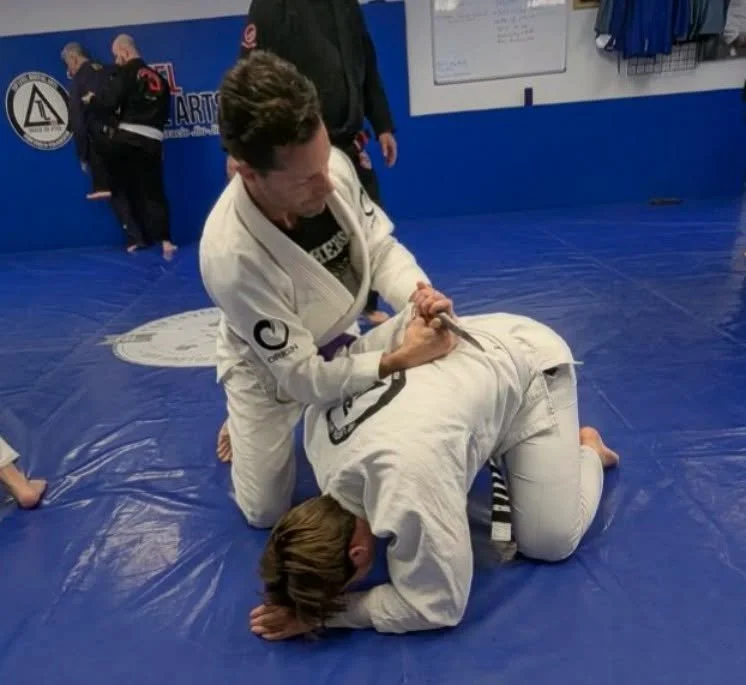 March is KNIFE DEFENSE month at @topleveljiujitsu 🔪

Wake up early. Fight your &ldquo;friends&rdquo;. Rest of your day is smooth sailing