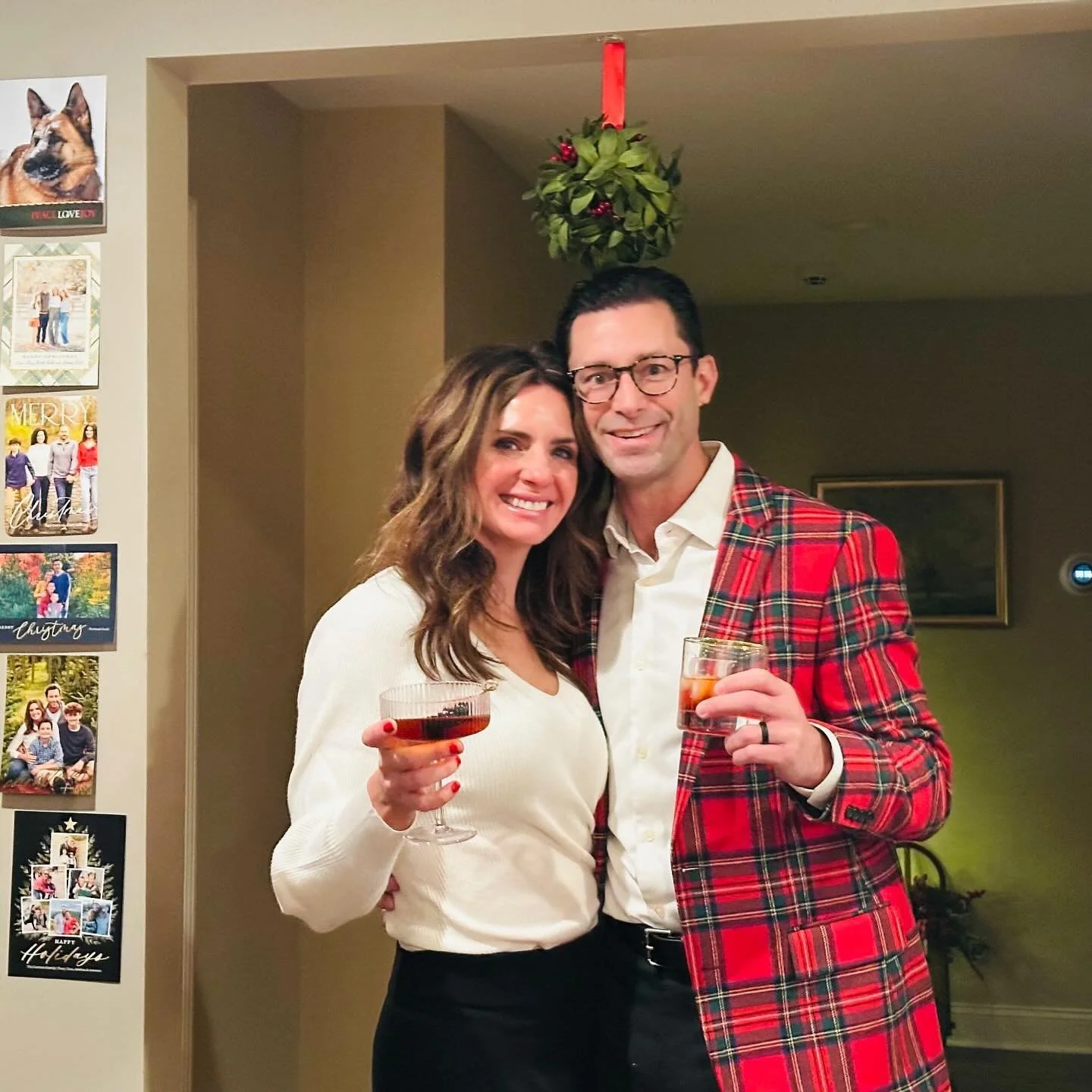 Pregaming with Mrs Claus.  Oh is that&hellip;. Mistletoe??

Merry Christmas from the Roots!!