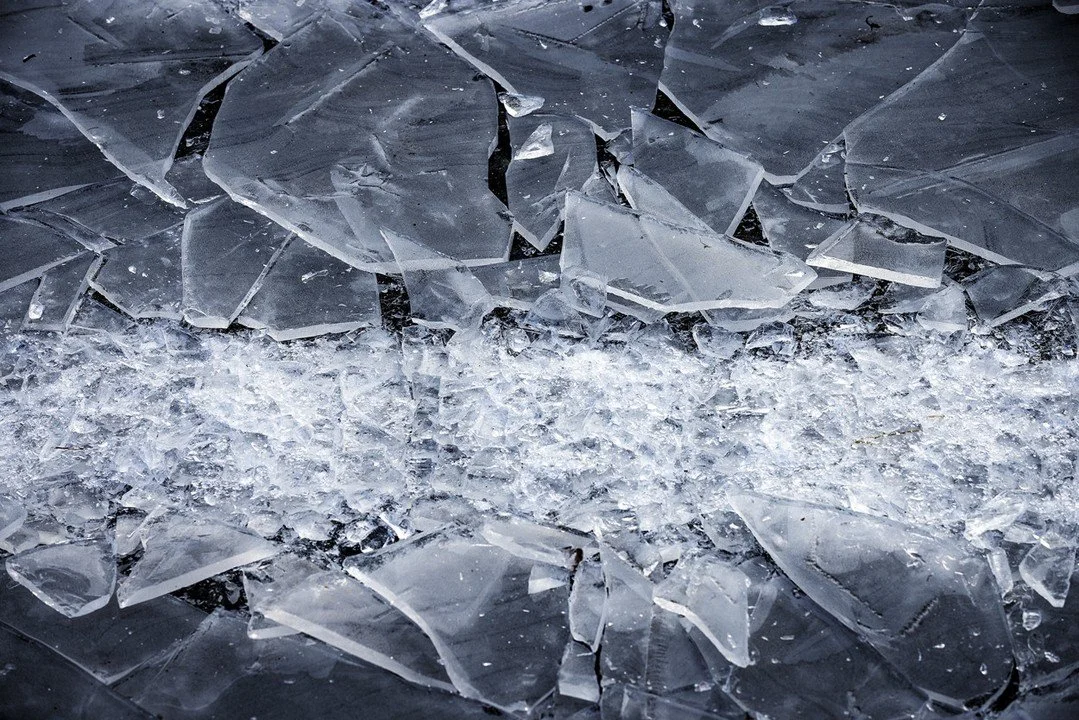 A clear world fractured ⁠
Dreams split. Ruined. Destroyed. ⁠
Can I recover?⁠
--My daily photo--