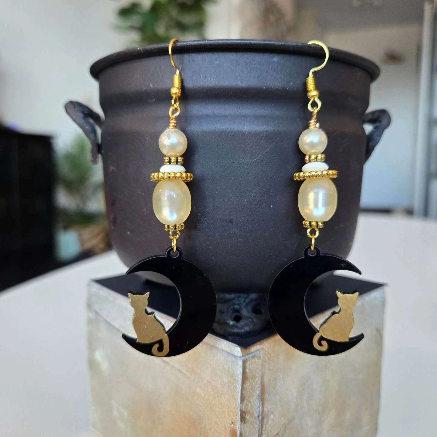 Gold Pearly Moon Cats 🌙