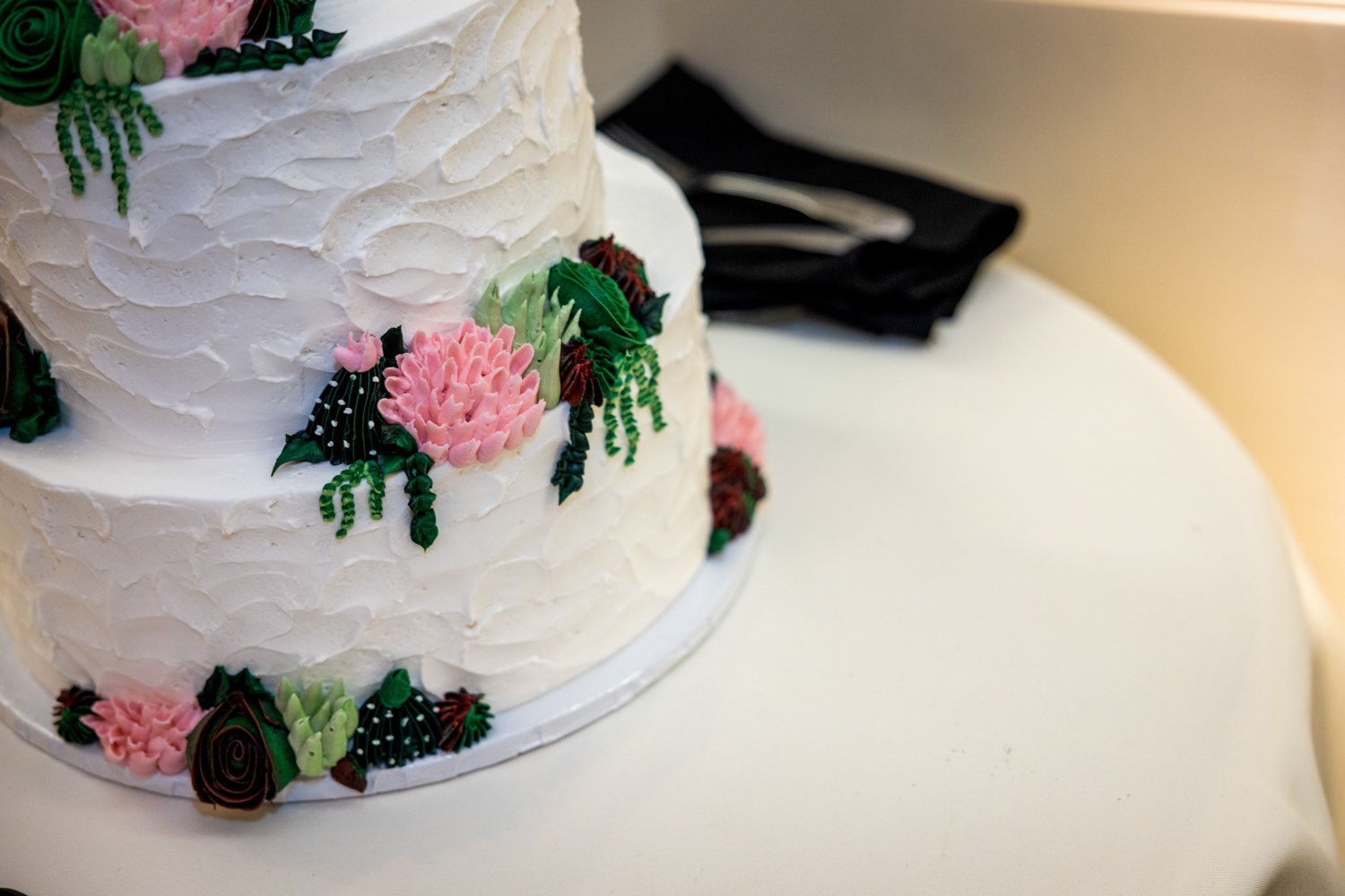 A few details from last weekend in #southcountyri 

Couple: @boisvertjsn
Venue: @meadowbrookinn
Band/DJ: @gsdjs
Officiant: @atlastweddingofficiant
Cake: @wrightsbakeryri
Dress: @covetbridal
Men&rsquo;s Clothing: @menswearhouse

#fallwedding #autumnwe