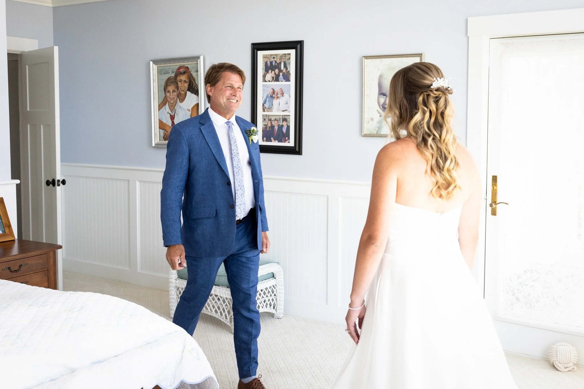 When your #dad first sees you in your #weddingdress #imnotcryingyourecrying #firstlook 

Couple: @morganraible @ccartychris
Planner: @tmw_productions @weddings.tmw
Caterer: @blackstoneri
HMU: @refeyeance
Video: @slevincinema
Dress: @bridalsuiteofbays