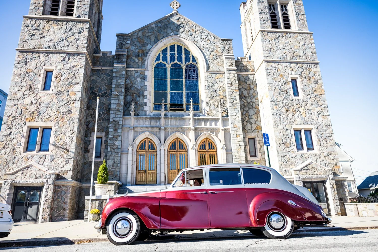 It's wedding day in #providence 

Couple: Christine and DJ
Venue:  @wannamoisettspecialevents @wannamoisettcountryclub
DJ: @djallstar401
Cake: @awesomesweetsri
Dress: @anasbridal_ri
Suits: @menswearhouse