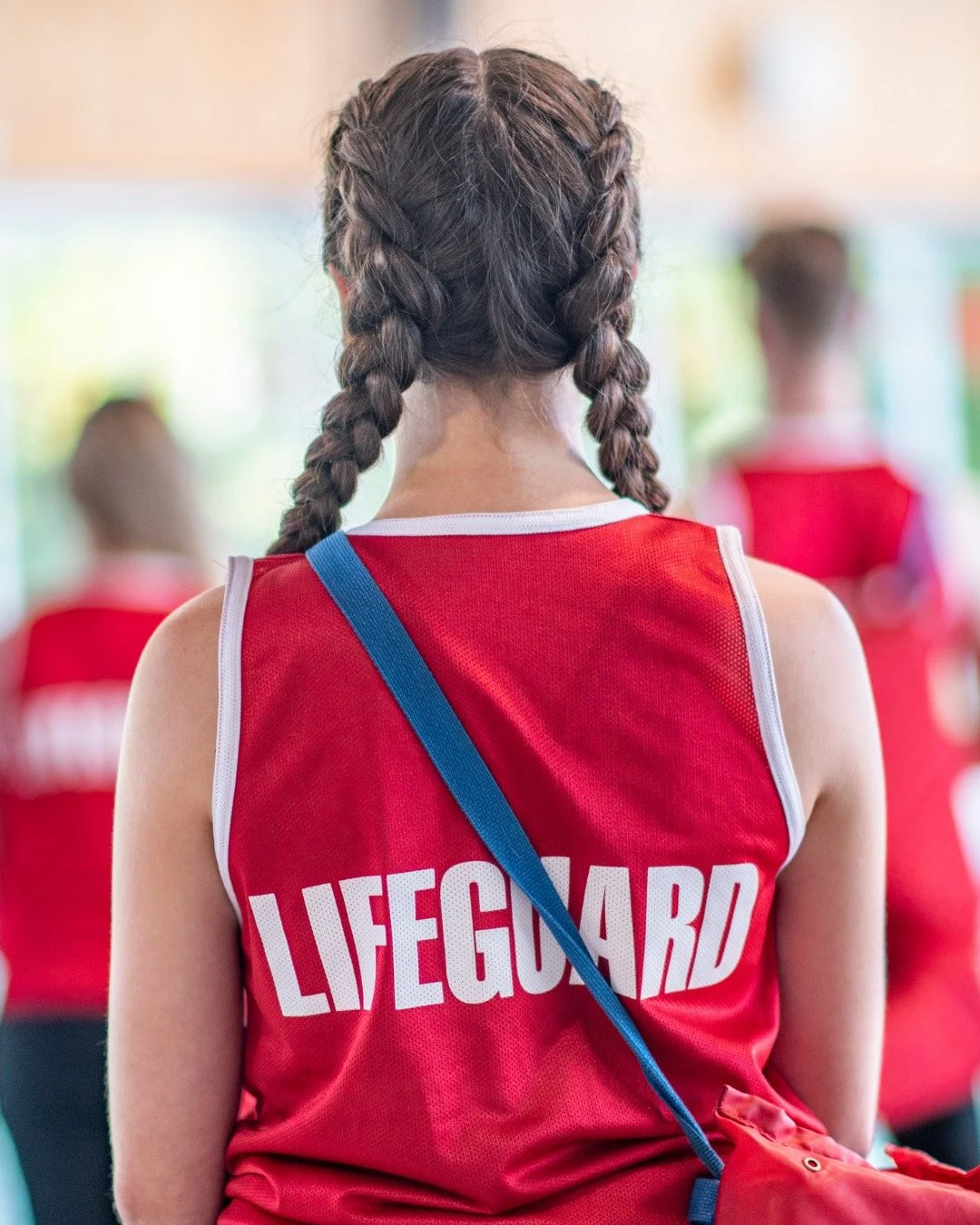 Ready to make a splash AND make a difference? Sign up for our Lifeguard Course and learn lifesaving skills, boost your confidence and get certified for a great job! Link in bio.