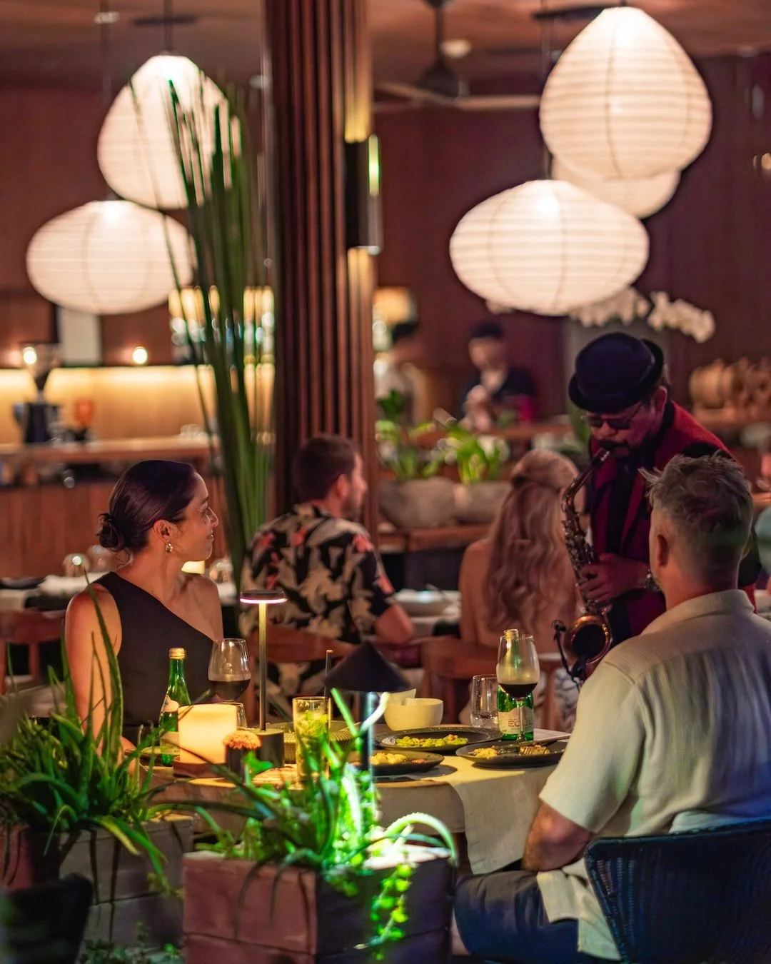 guests enjoying dinner with saxophone entertainment in ubud