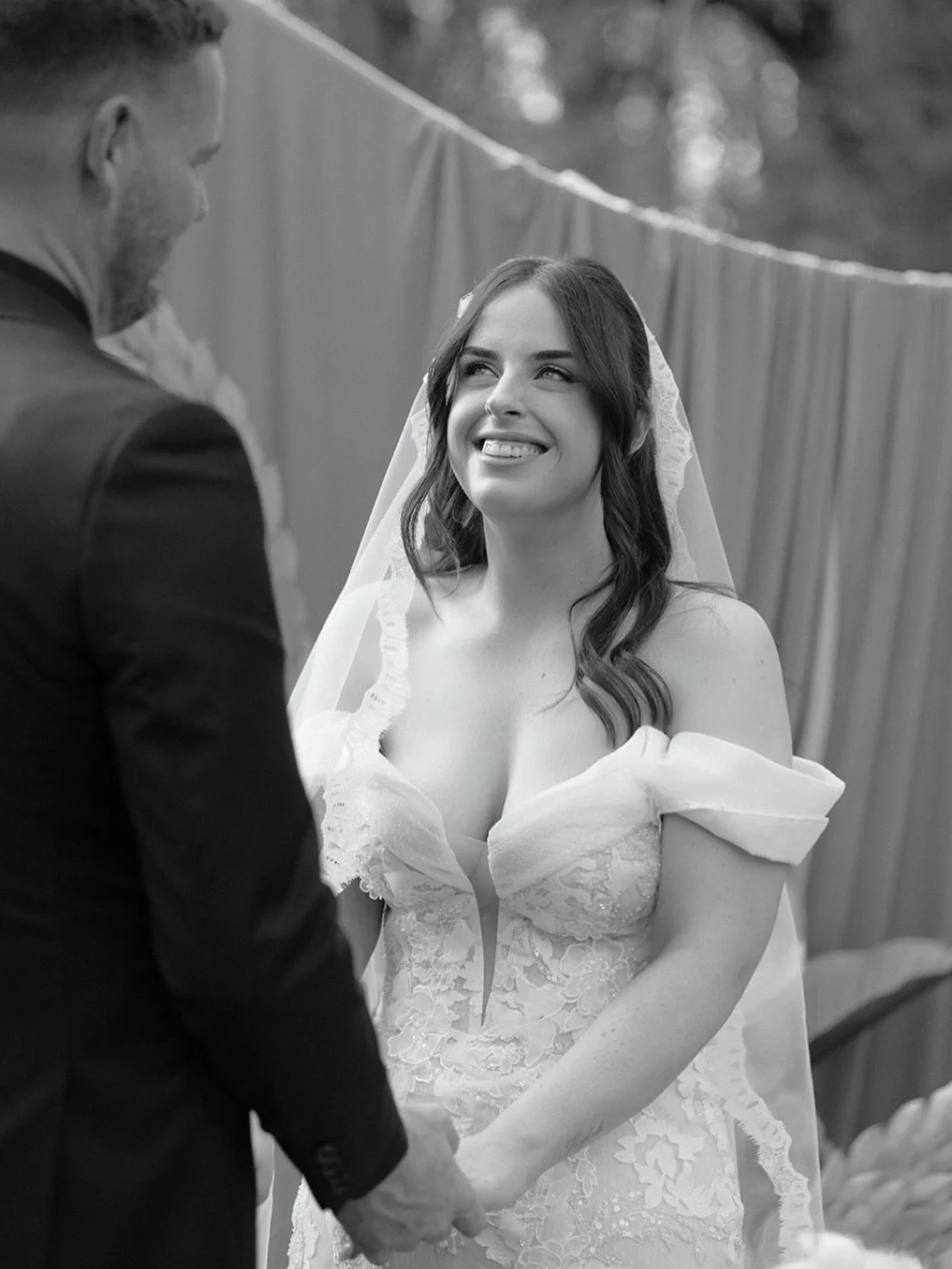 Real bride Nicolle an absolute vision in Gravity by @evalendel.

Nicolle had always loved Eva Lendel, but it wasn&rsquo;t until she stepped into Gravity that she truly fell in love.

That fitted romantic silhouette, vintage-look lace that feels compl