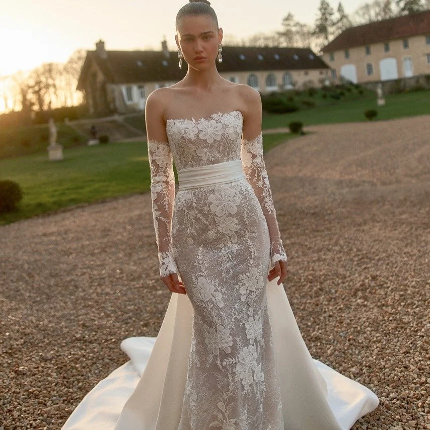 Lace and fitted silhouettes - Reverie &amp; Noel