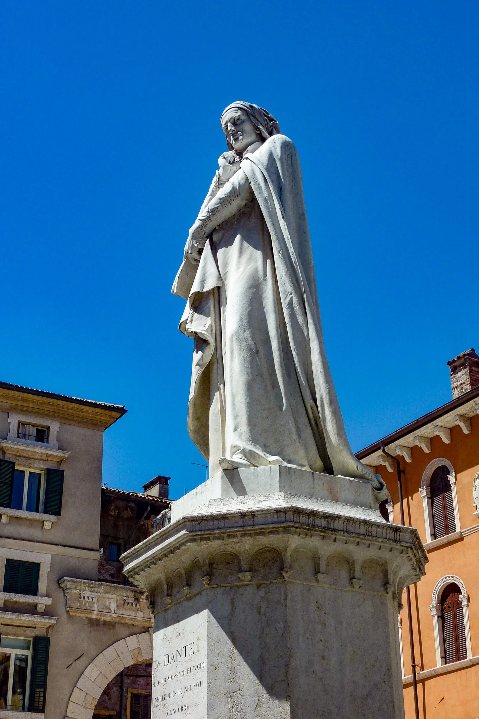 Monument to Dante Alighieri in the Piazza dei Signori 
