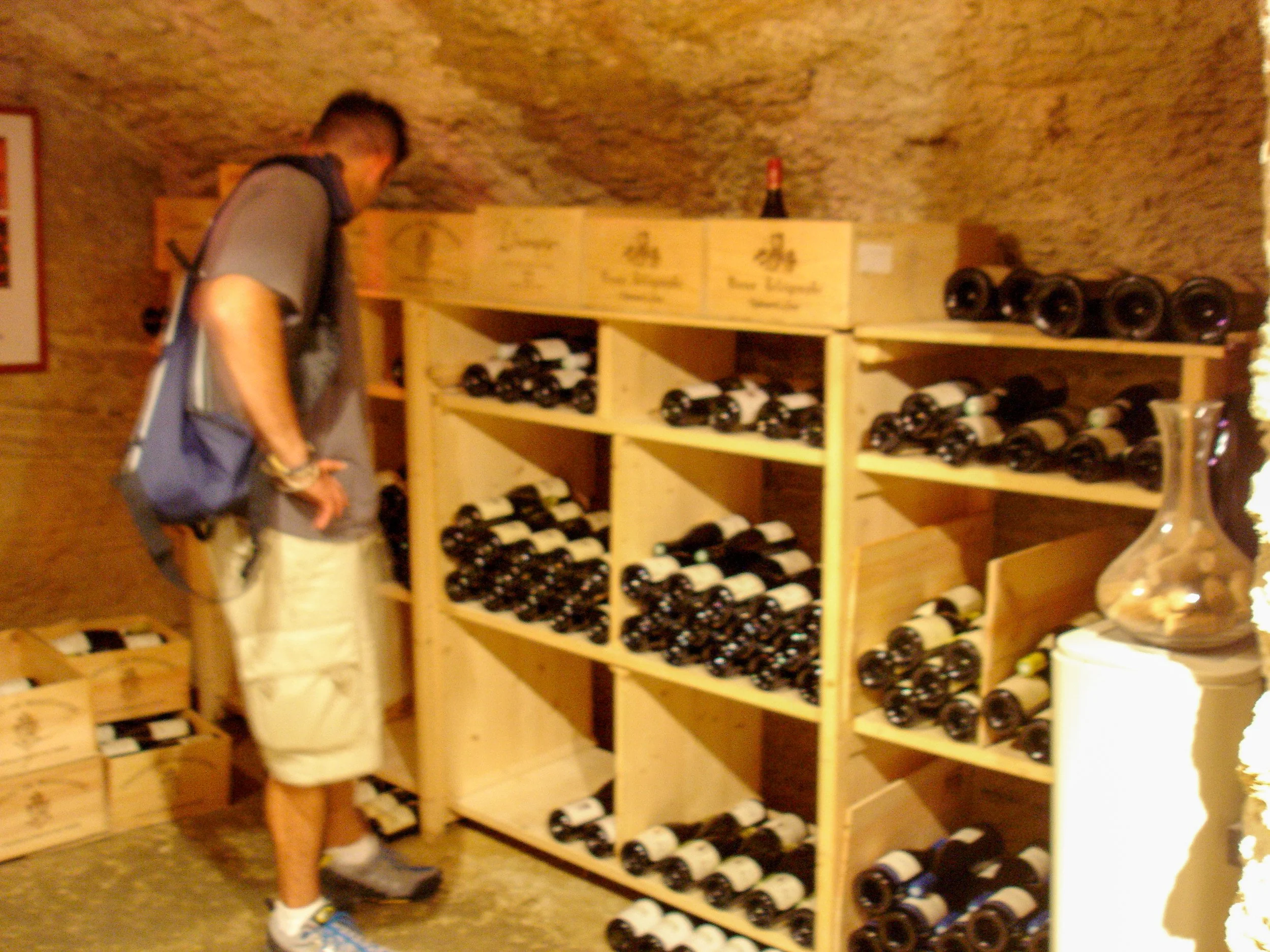 Châteauneuf-du-Pape wine store