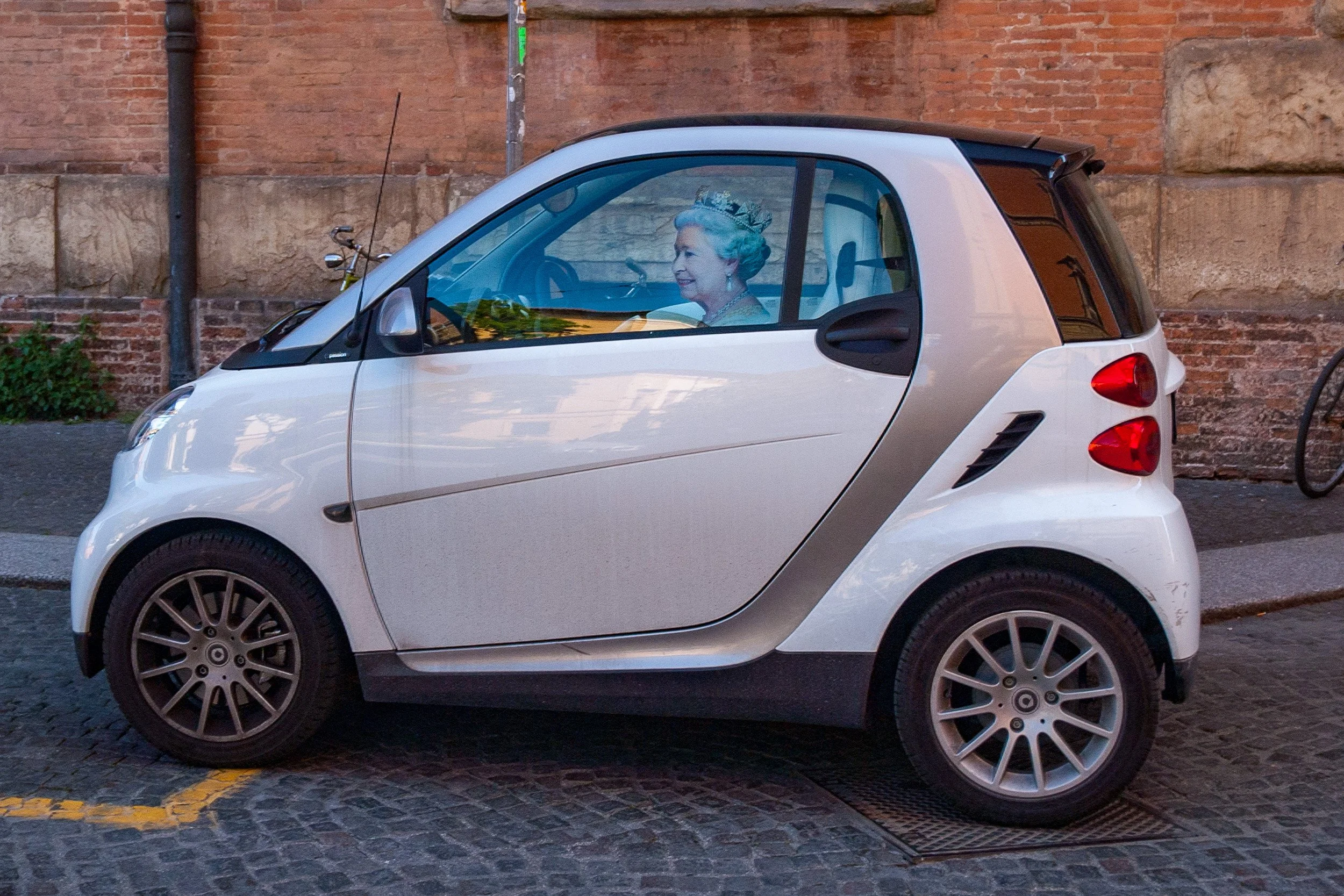 Her majesty visiting Bologna?