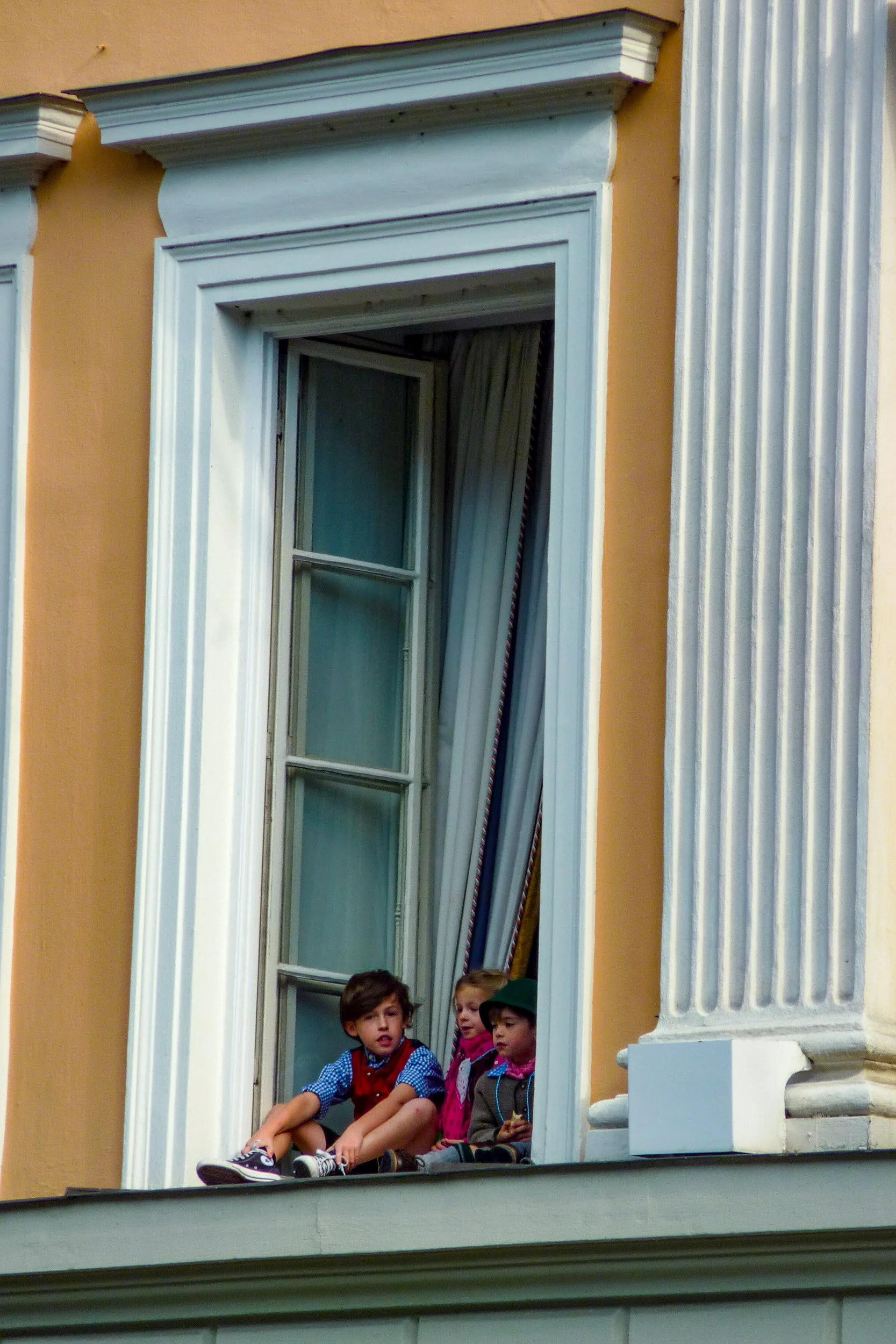Oktoberfest parade viewers