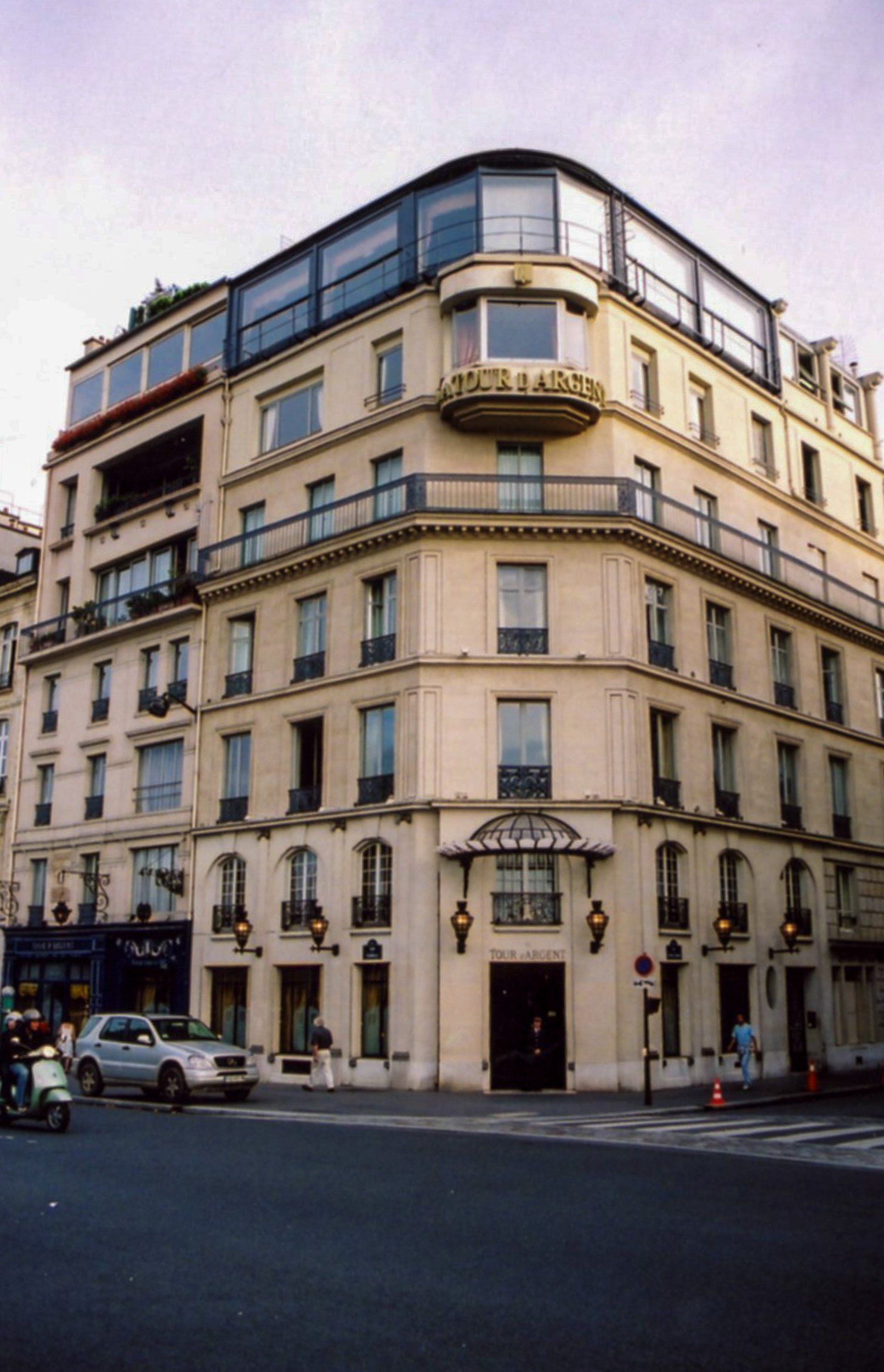 The entrance to La Tour d'Argent