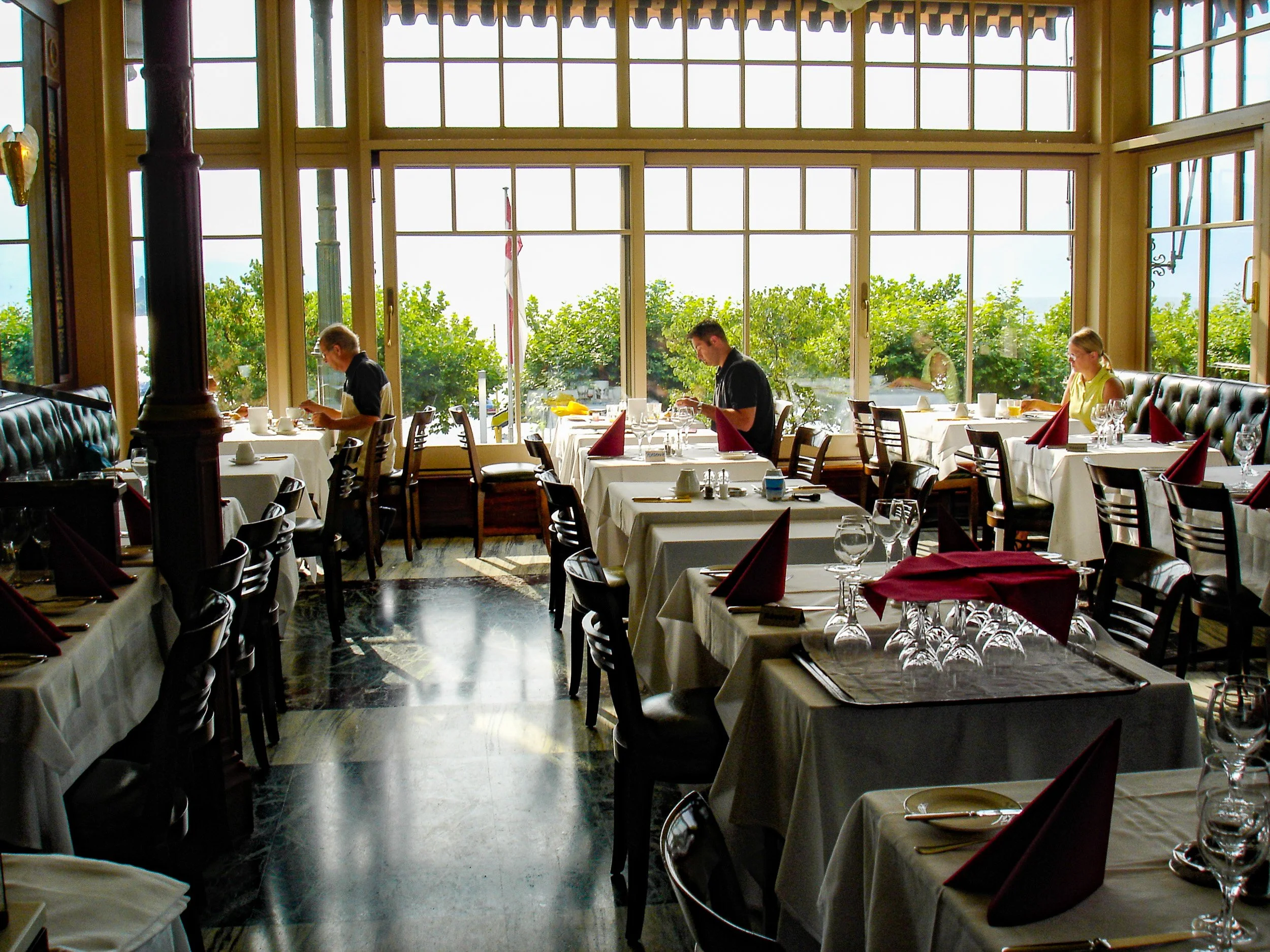 Lausanne hotel breakfast