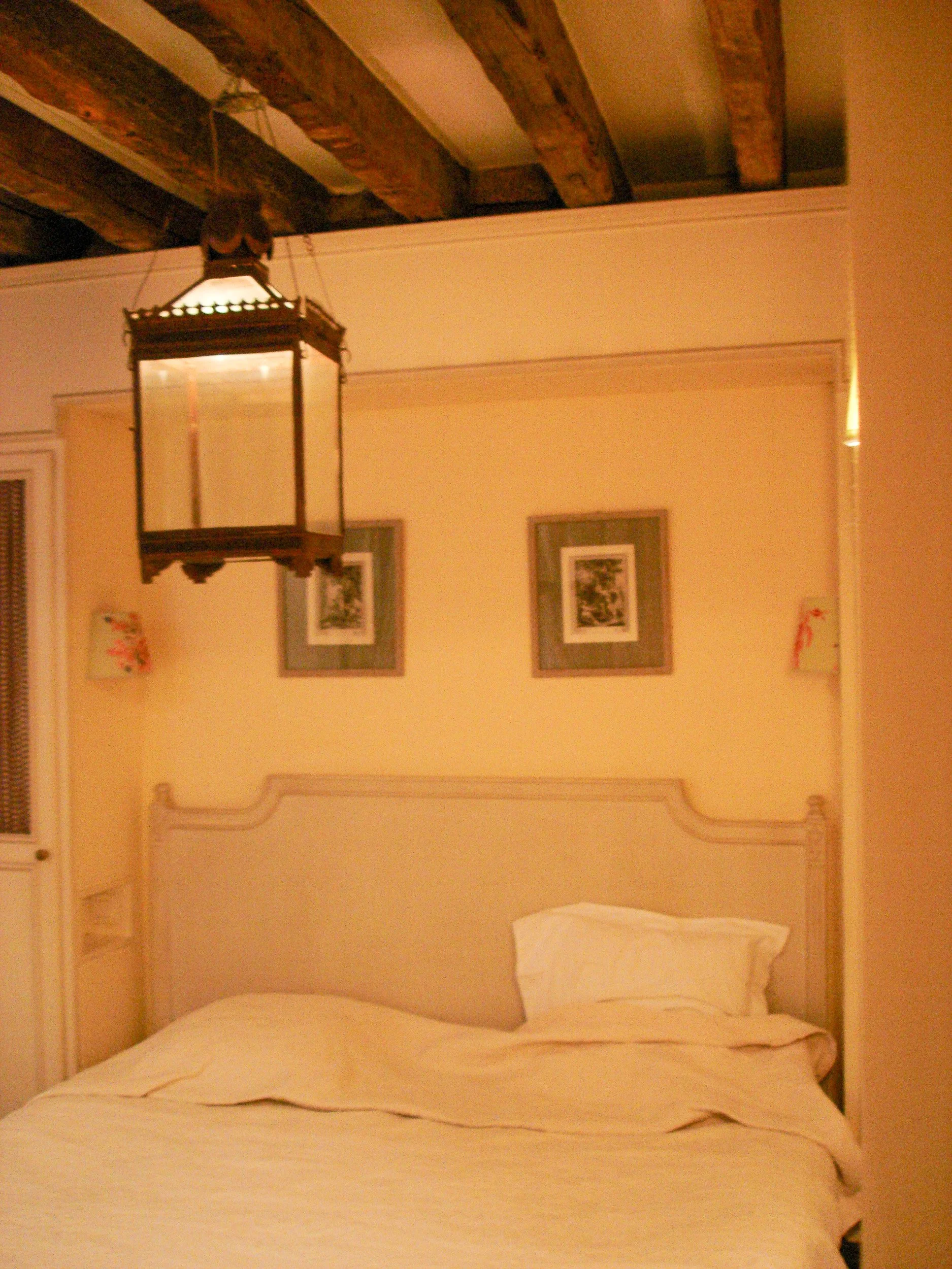 Hôtel Caron de Beaumarchais room