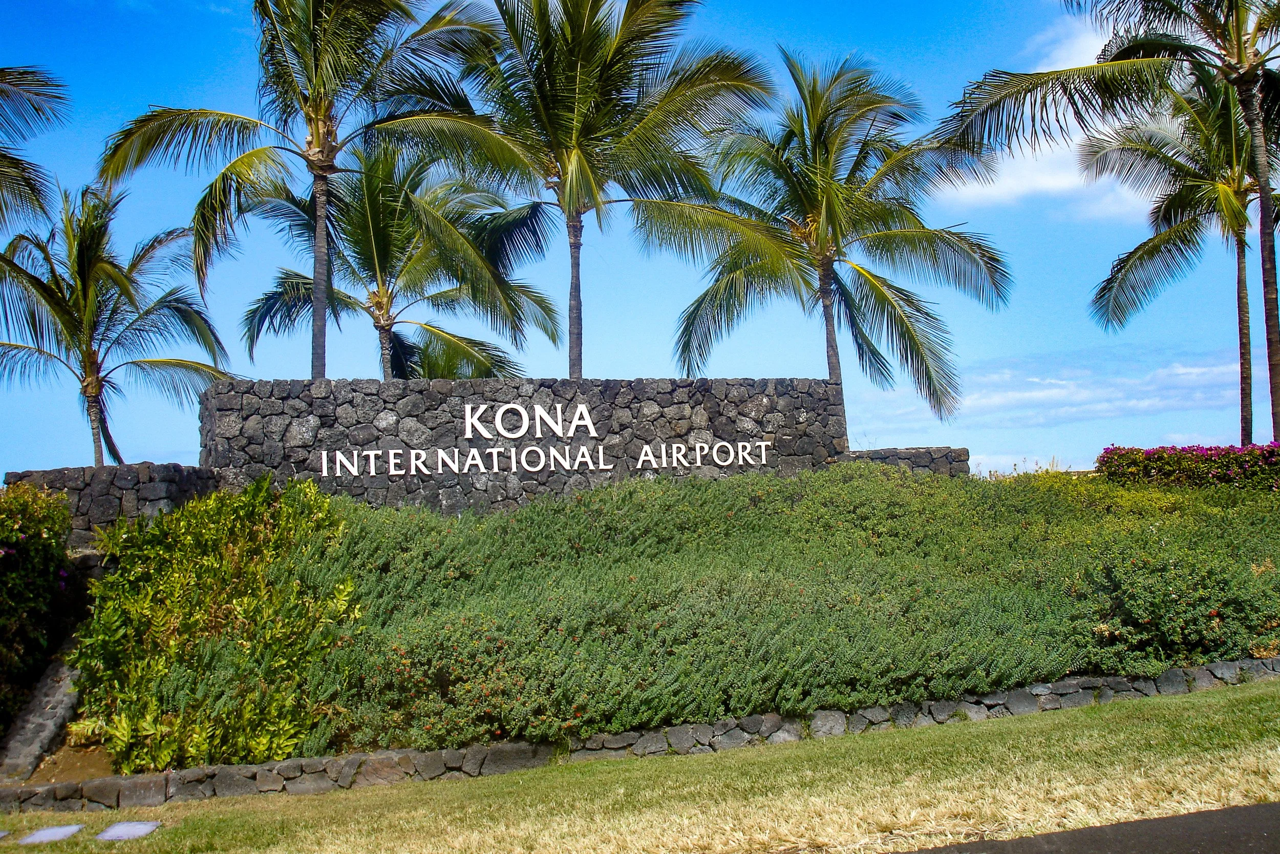 Kona airport entrance.jpg