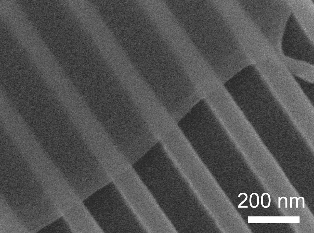 A layer of carbon atoms resting on  silicon grating (2016)