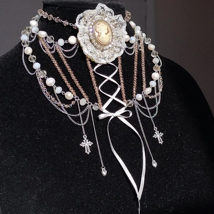 'Bow Down' Necklace