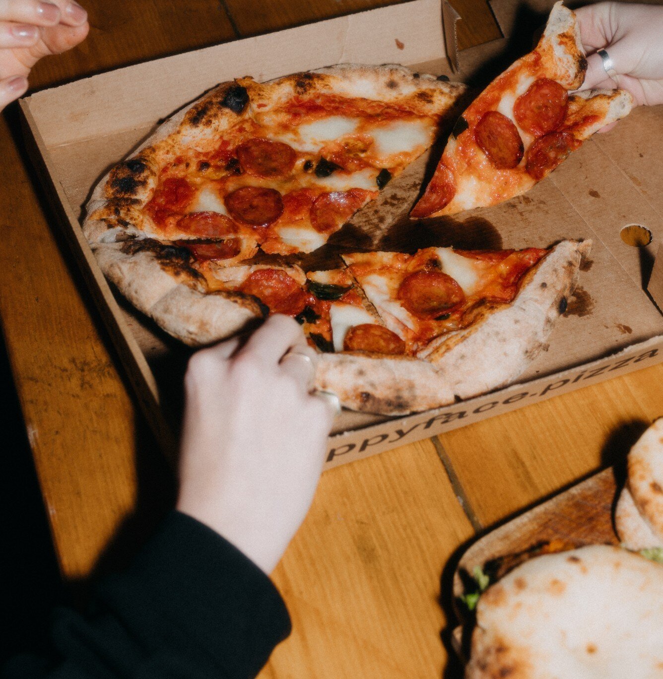 Hey North London, the pizza stars have aligned at Happy Face Pizza! 🌟🍕 ⁠
⁠
'Isabella', our adorable pizza wagon, is now serving up at @archives_ldn Tottenham. Think blisteringly good Neapolitan pizzas with a side of our signature grins.⁠
⁠
Zip on o
