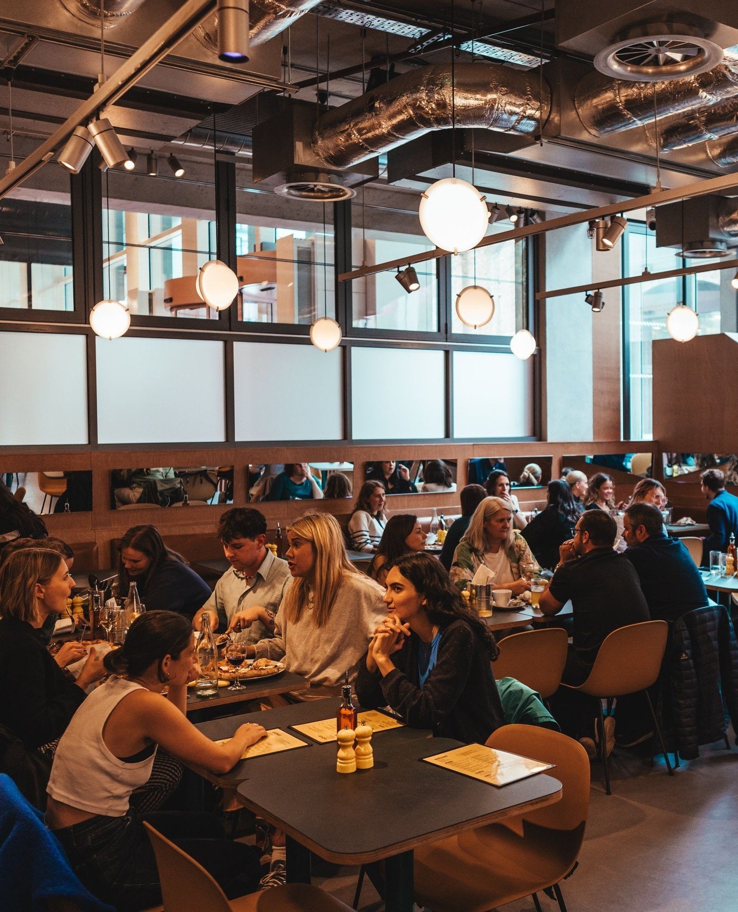 It's not just about the pizza... it's a whole vibe 🎉🍕⁠
⁠
#HappyFacePizza #KingsCross #KingsCrossStation #KingsCrossN1 #LondonPizza