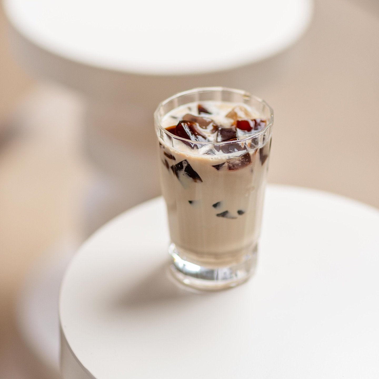 [COFFEE JELLY] Lait froid infus&eacute; au caf&eacute;, gel&eacute;e de caf&eacute; 

📷 : @thetravelbuds

#kapeparis #filipinofood #paris #coffeeshop #asiancoffeeshop #coffeeshopasiatique #philippines #caf&eacute; #coffeejelly