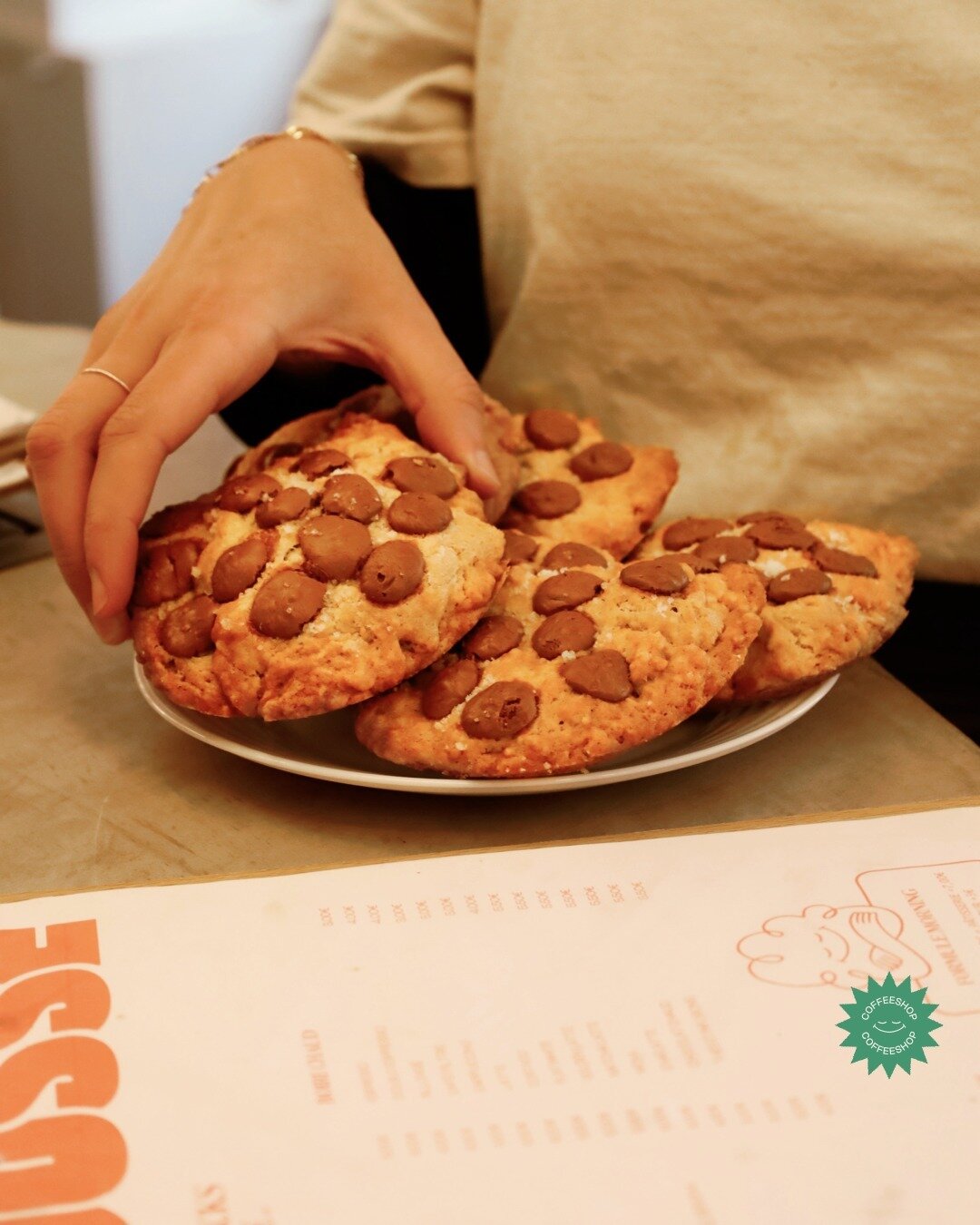 🍪 MAXI CRUNCHY ! 
Notre cookie au chocolat au lait et &agrave; la fleur de sel va te faire craquer.

#cookie #food #coffeeshop