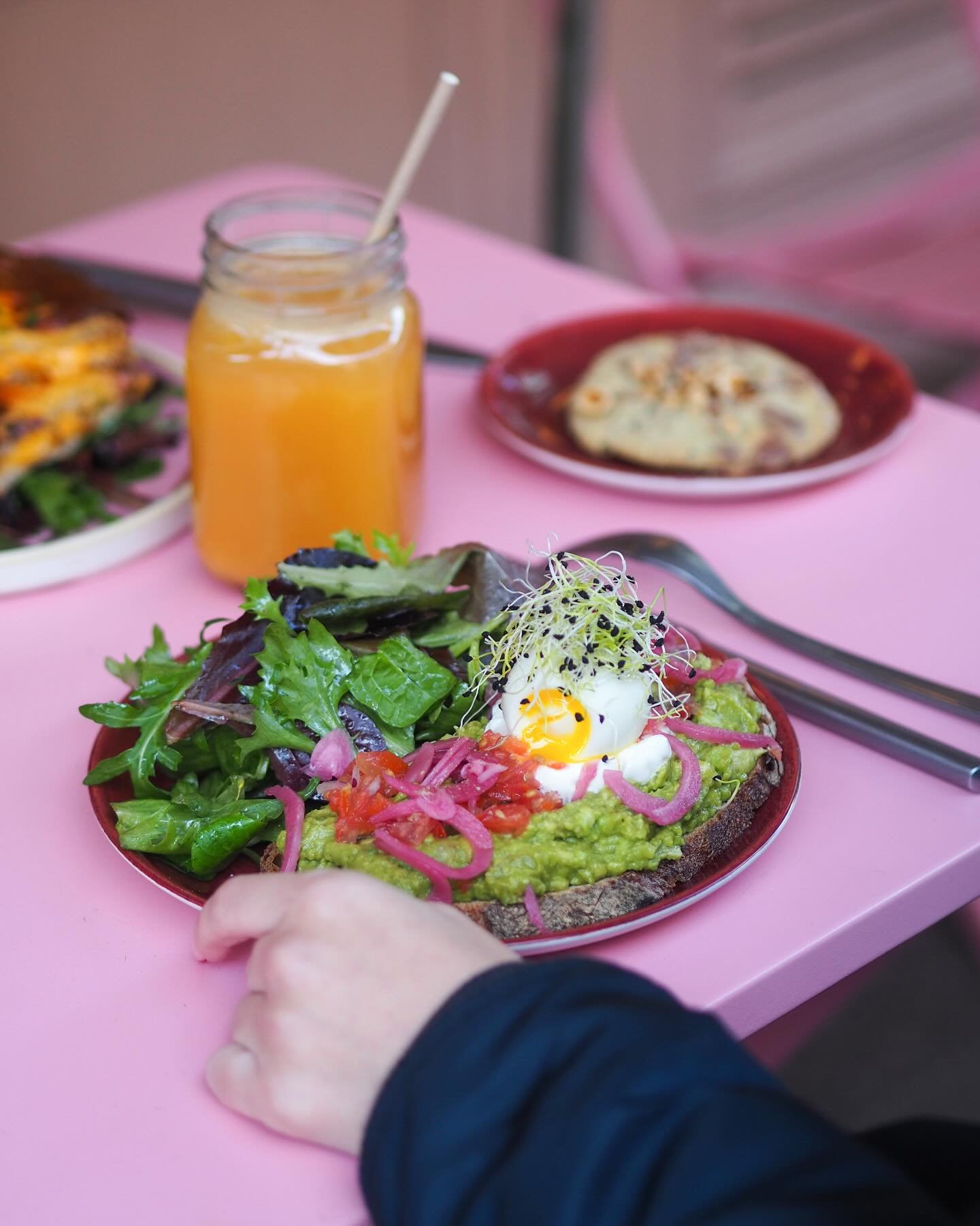 🥑 Avocado toast maison, toujours frais ! 🥑
Du pain croustillant, une pur&eacute;e d&rsquo;avocat parfaitement assaisonn&eacute;e, quelques toppings savoureux&hellip; Tout est fait maison avec des produits ultra frais ! 🍞✨

🥑 Homemade avocado toas