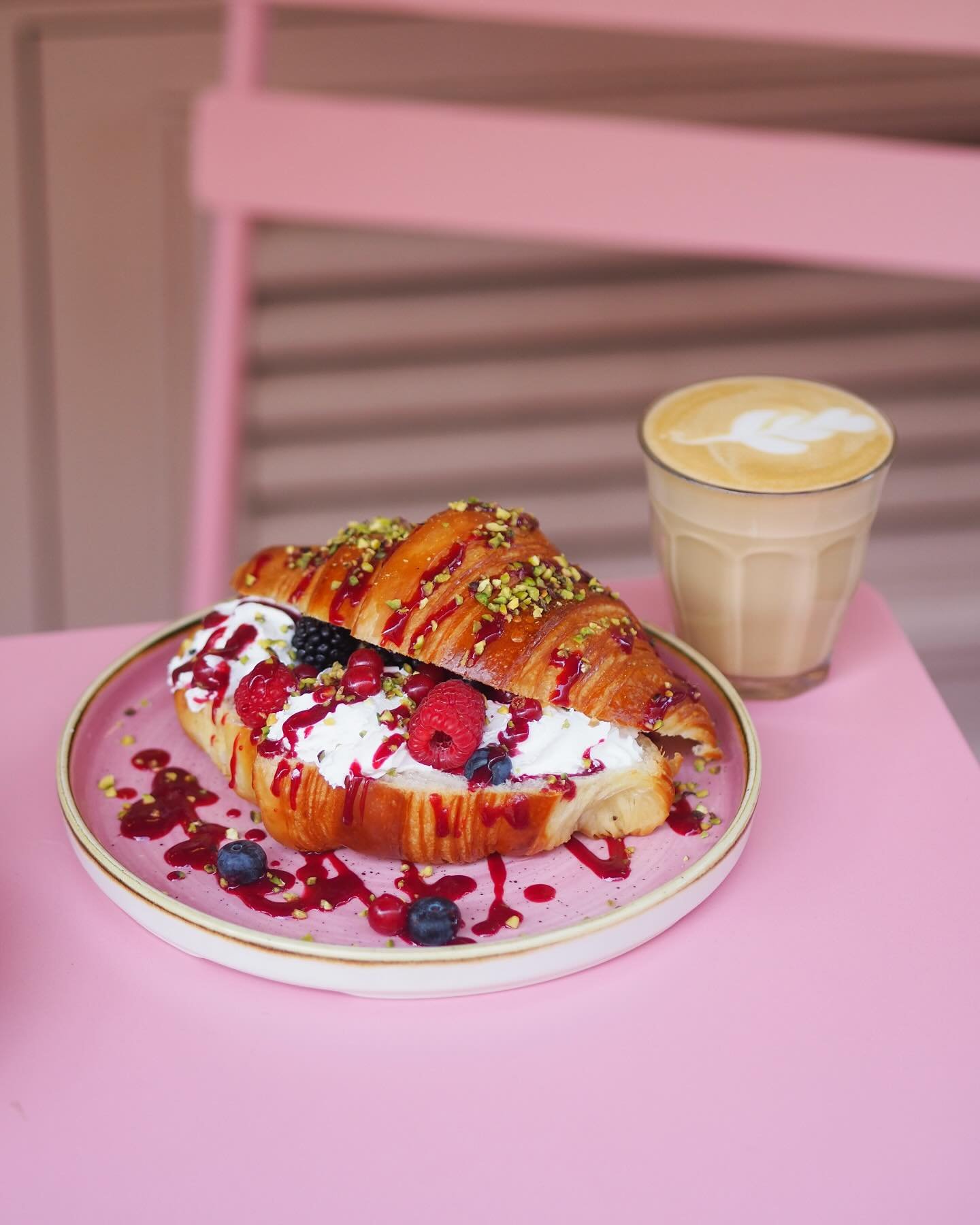 Une pause gourmande au c&oelig;ur du Marais ? Venez savourer nos croissants garnis, croustillants et g&eacute;n&eacute;reux, parfaits pour un petit plaisir sucr&eacute; ou sal&eacute;. ✨🥐
📍 Mousse, 37 rue des Archives, Paris 4

A gourmet break in t